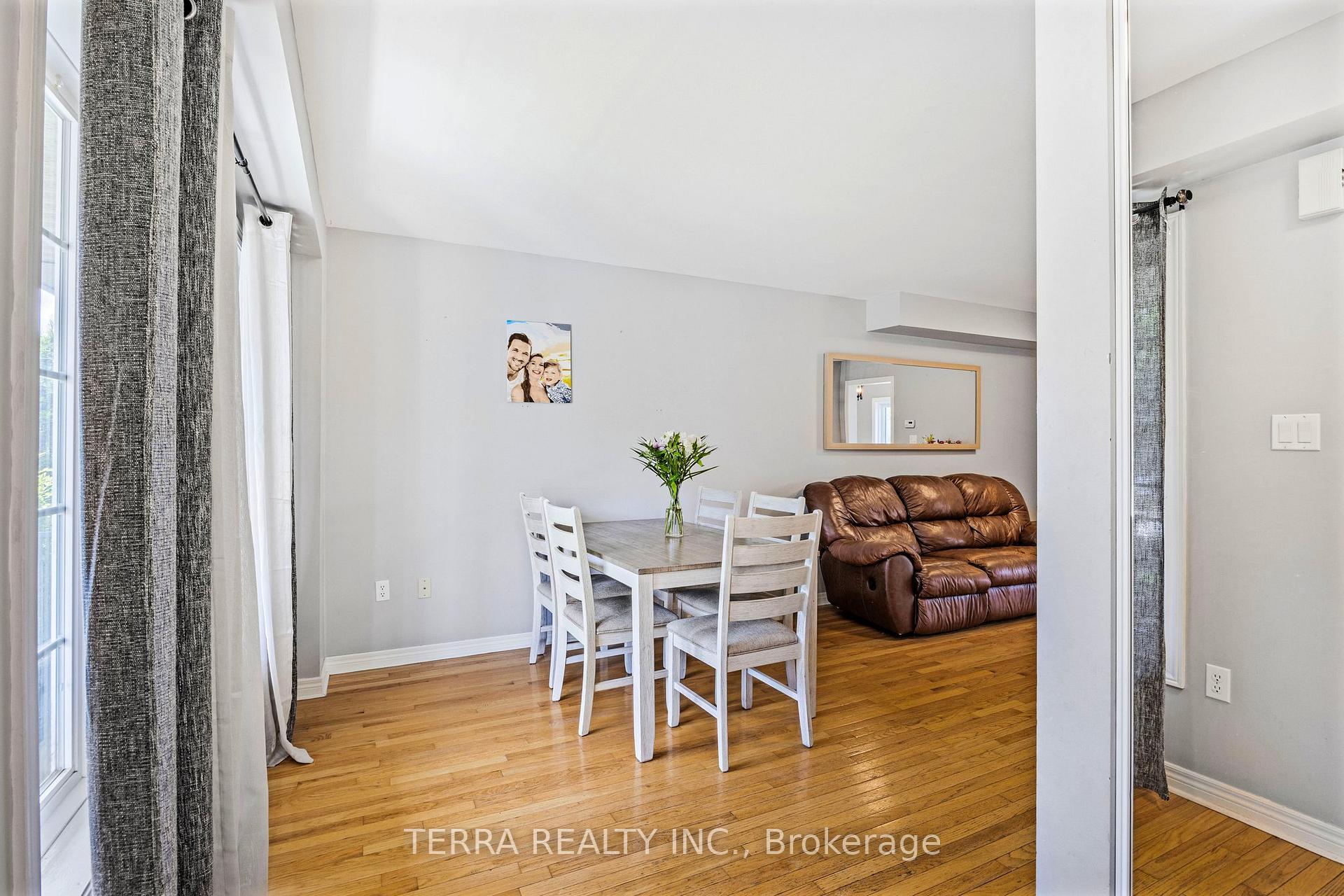 Photo 5 of 114 Thrushwood Drive, Barrie, 400 West — HOMEH