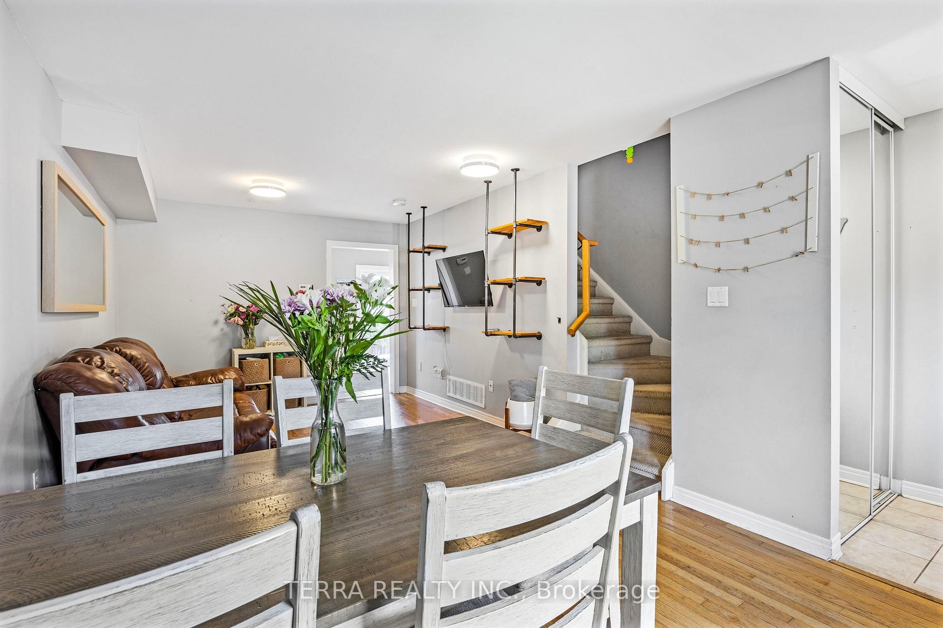 Photo 8 of 114 Thrushwood Drive, Barrie, 400 West — HOMEH