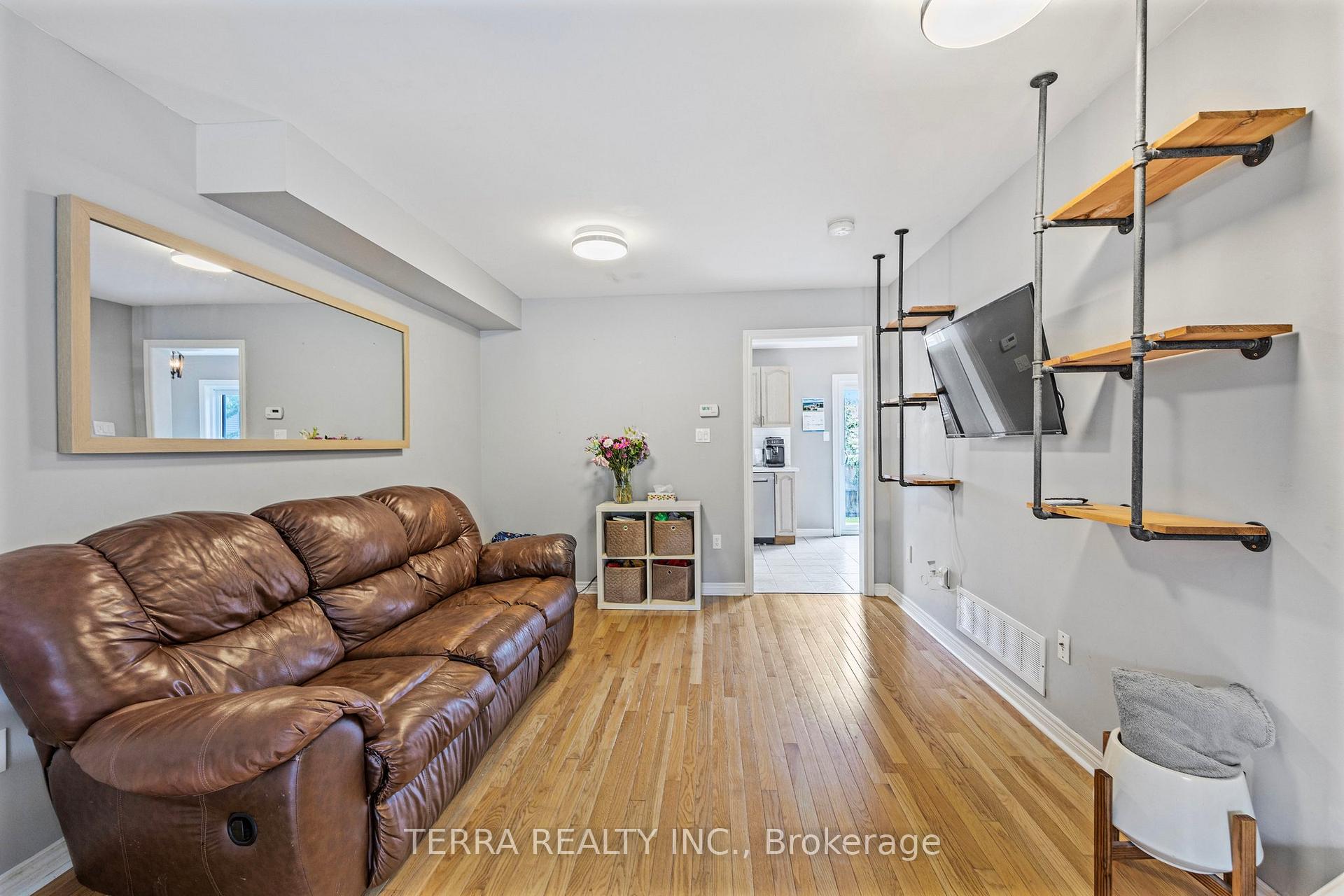 Photo 9 of 114 Thrushwood Drive, Barrie, 400 West — HOMEH