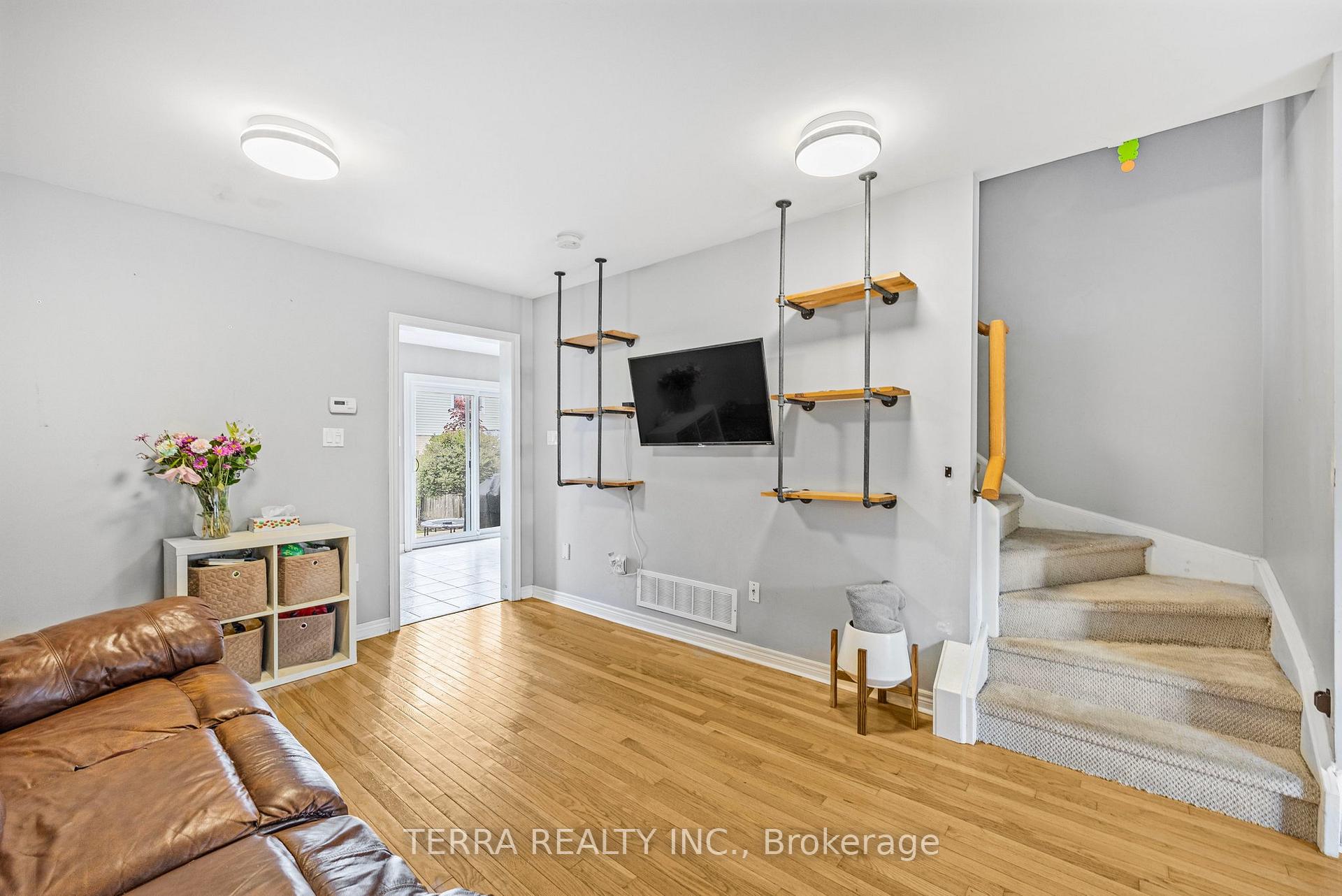 Photo 10 of 114 Thrushwood Drive, Barrie, 400 West — HOMEH
