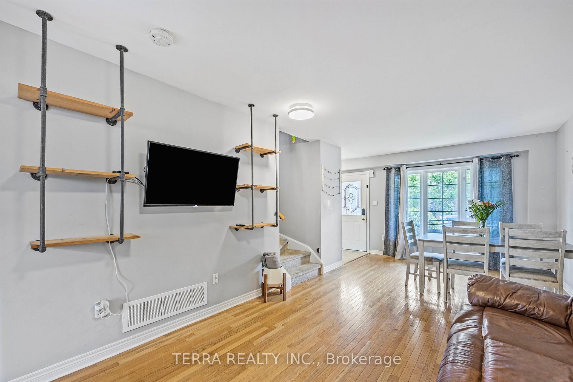 Photo 27 of 114 Thrushwood Drive, Barrie, 400 West — HOMEH