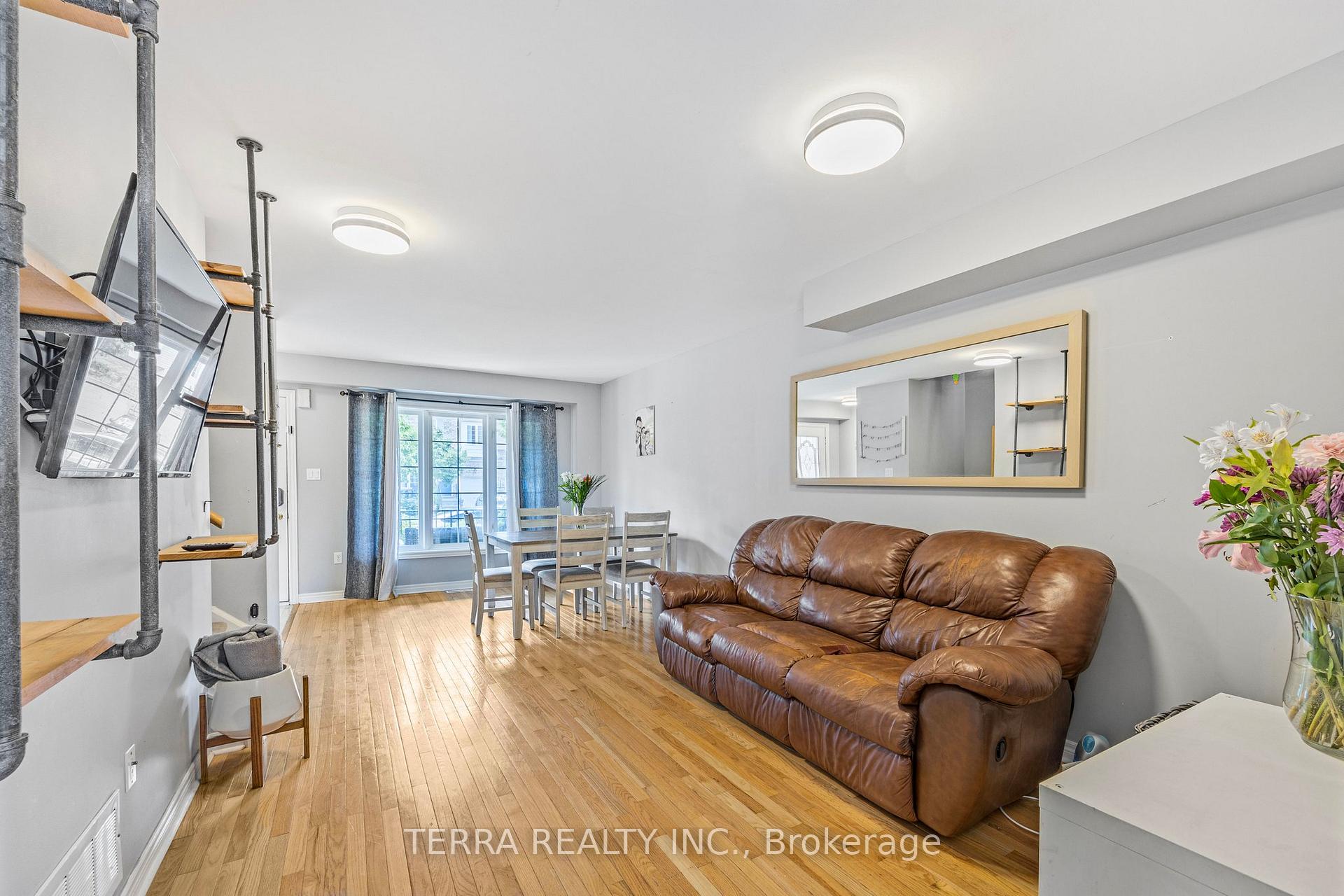 Photo 12 of 114 Thrushwood Drive, Barrie, 400 West — HOMEH