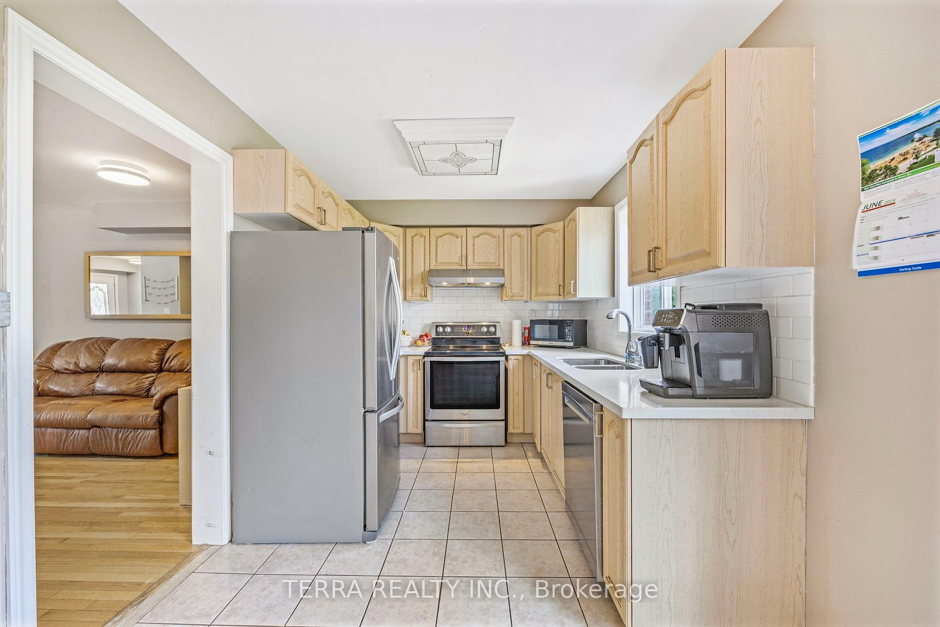 Photo 11 of 114 Thrushwood Drive, Barrie, 400 West — HOMEH
