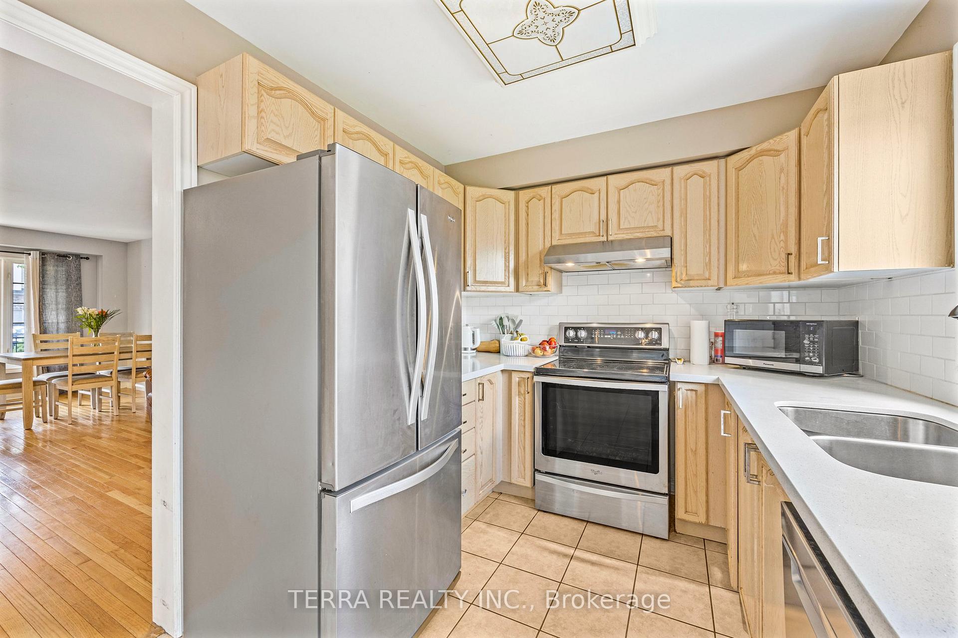 Photo 17 of 114 Thrushwood Drive, Barrie, 400 West — HOMEH