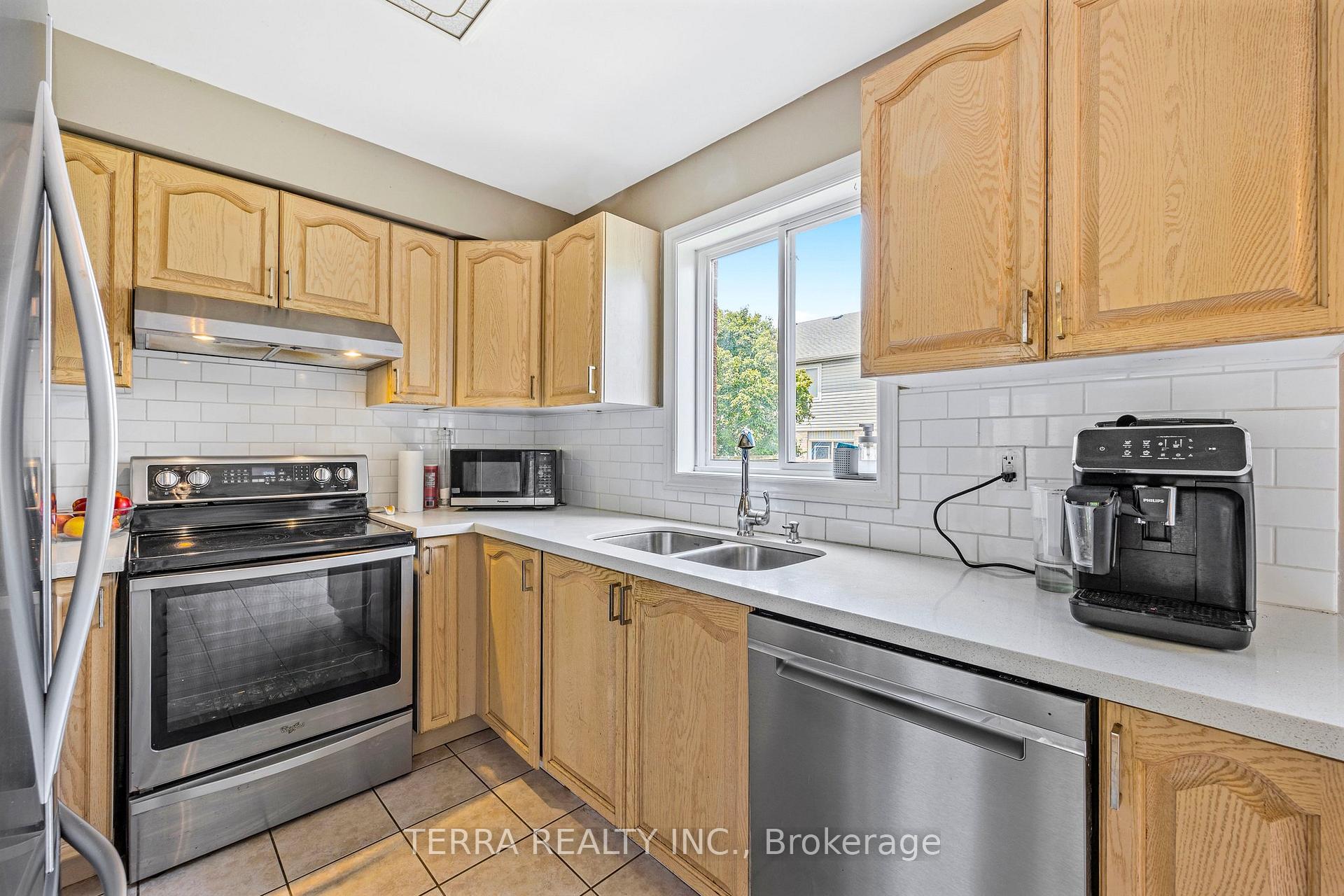Photo 14 of 114 Thrushwood Drive, Barrie, 400 West — HOMEH