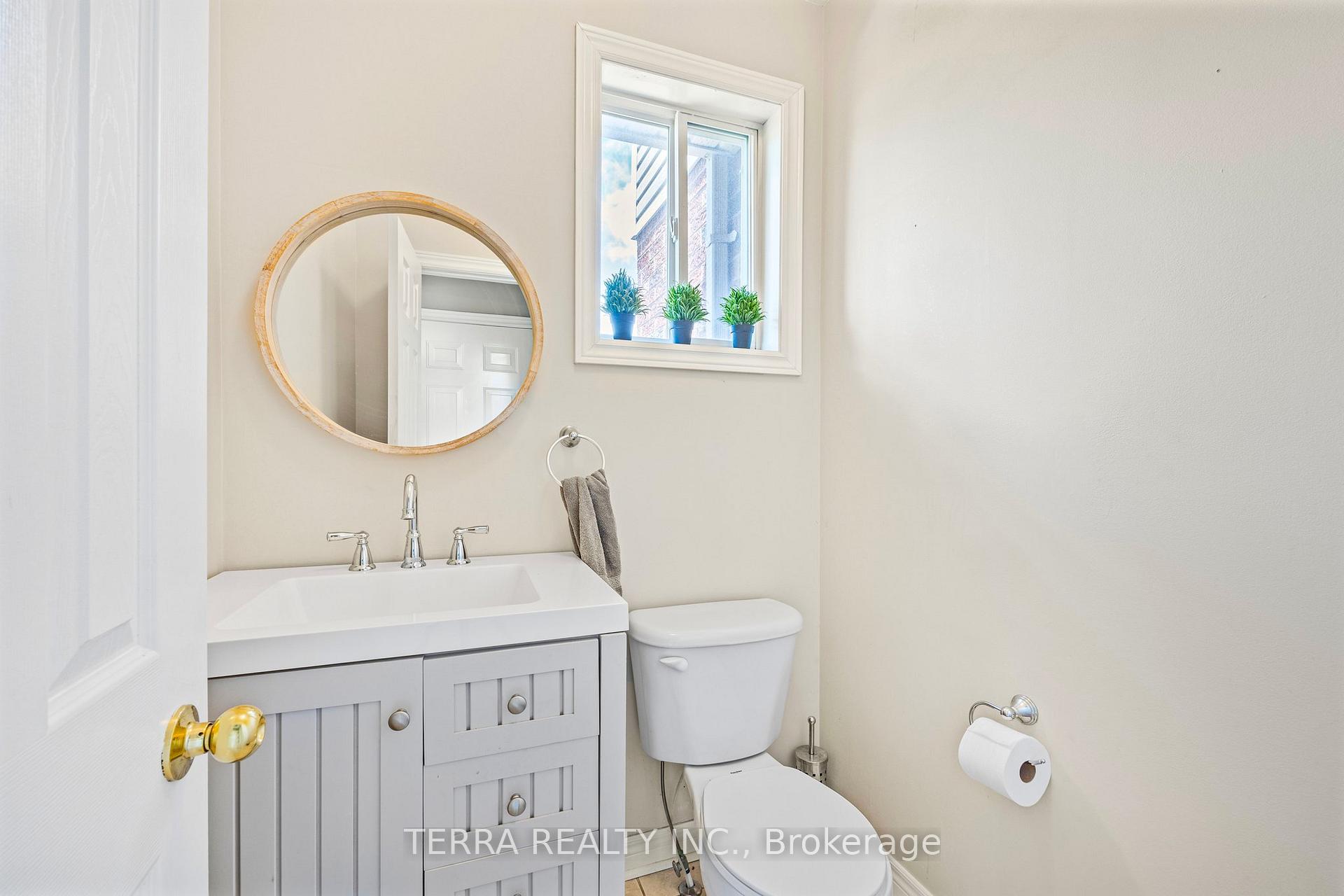 Photo 16 of 114 Thrushwood Drive, Barrie, 400 West — HOMEH