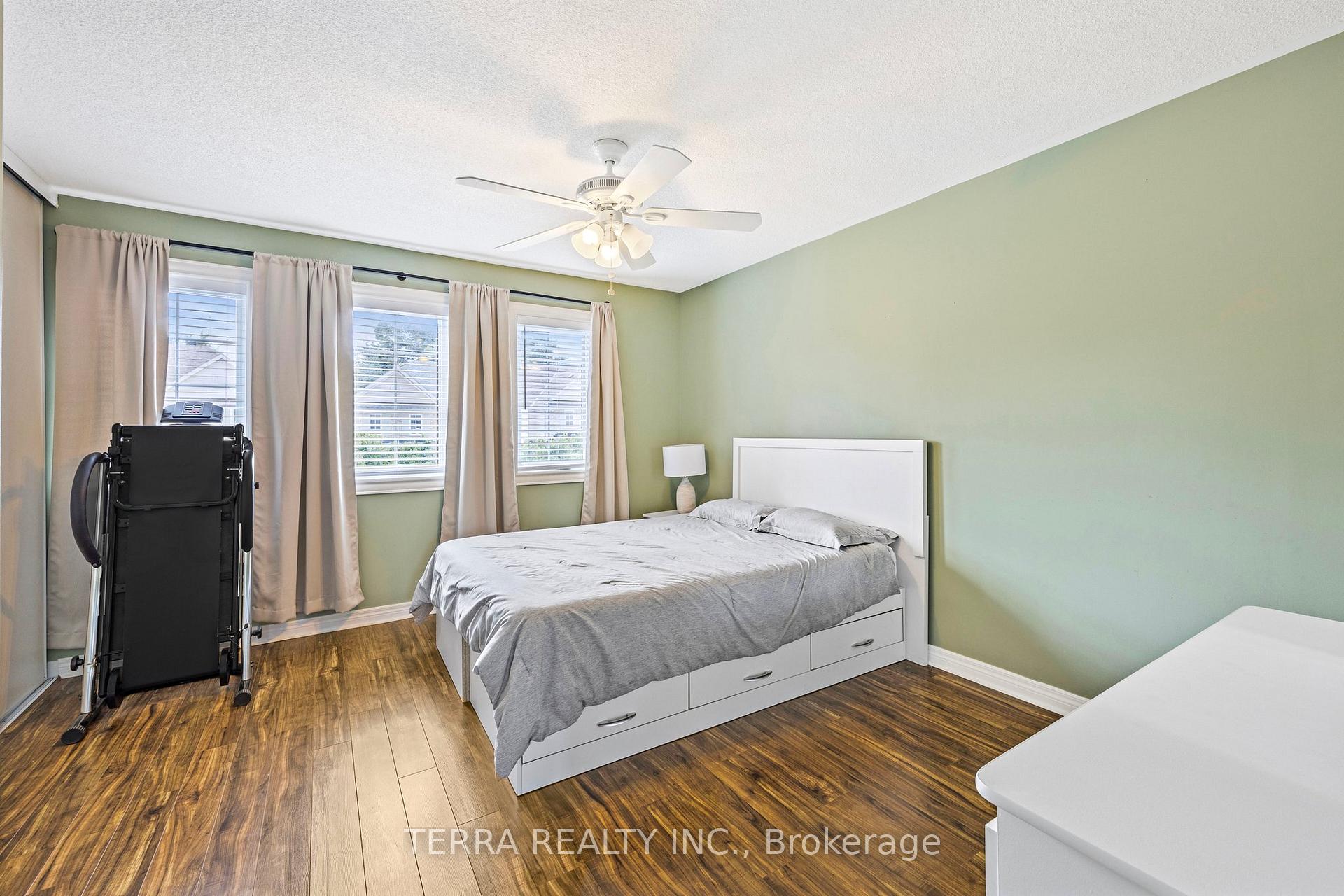 Photo 15 of 114 Thrushwood Drive, Barrie, 400 West — HOMEH