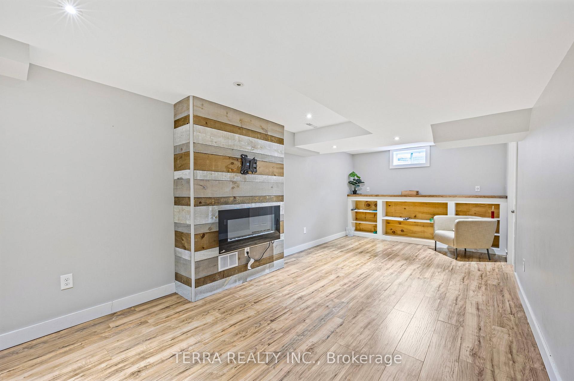 Photo 23 of 114 Thrushwood Drive, Barrie, 400 West — HOMEH