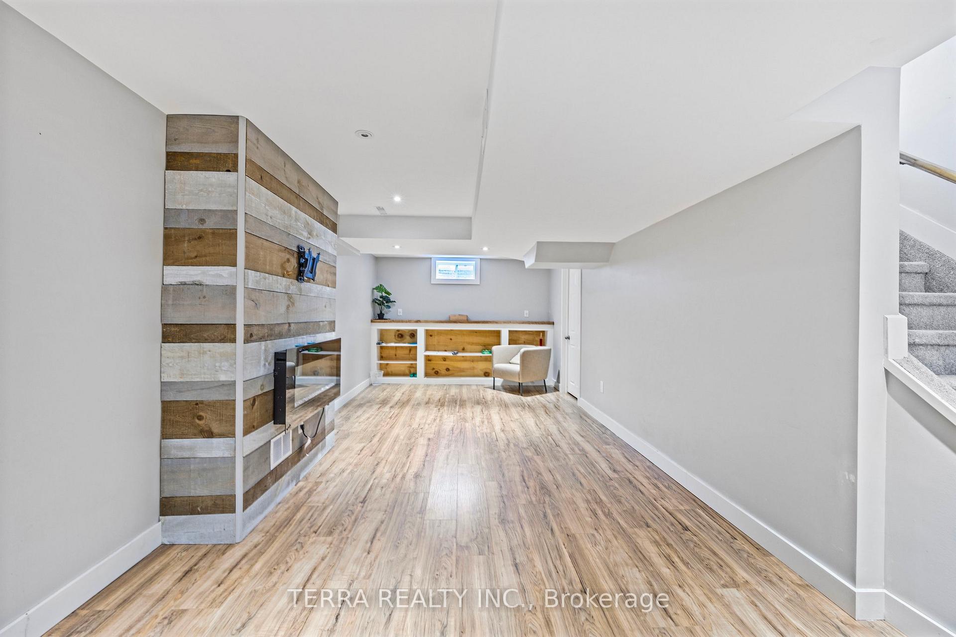 Photo 29 of 114 Thrushwood Drive, Barrie, 400 West — HOMEH