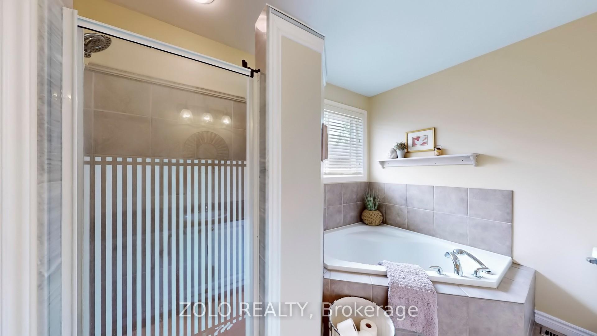 Photo 5 of 7 Golden Eagle Way, Barrie, Little Lake — HOMEH