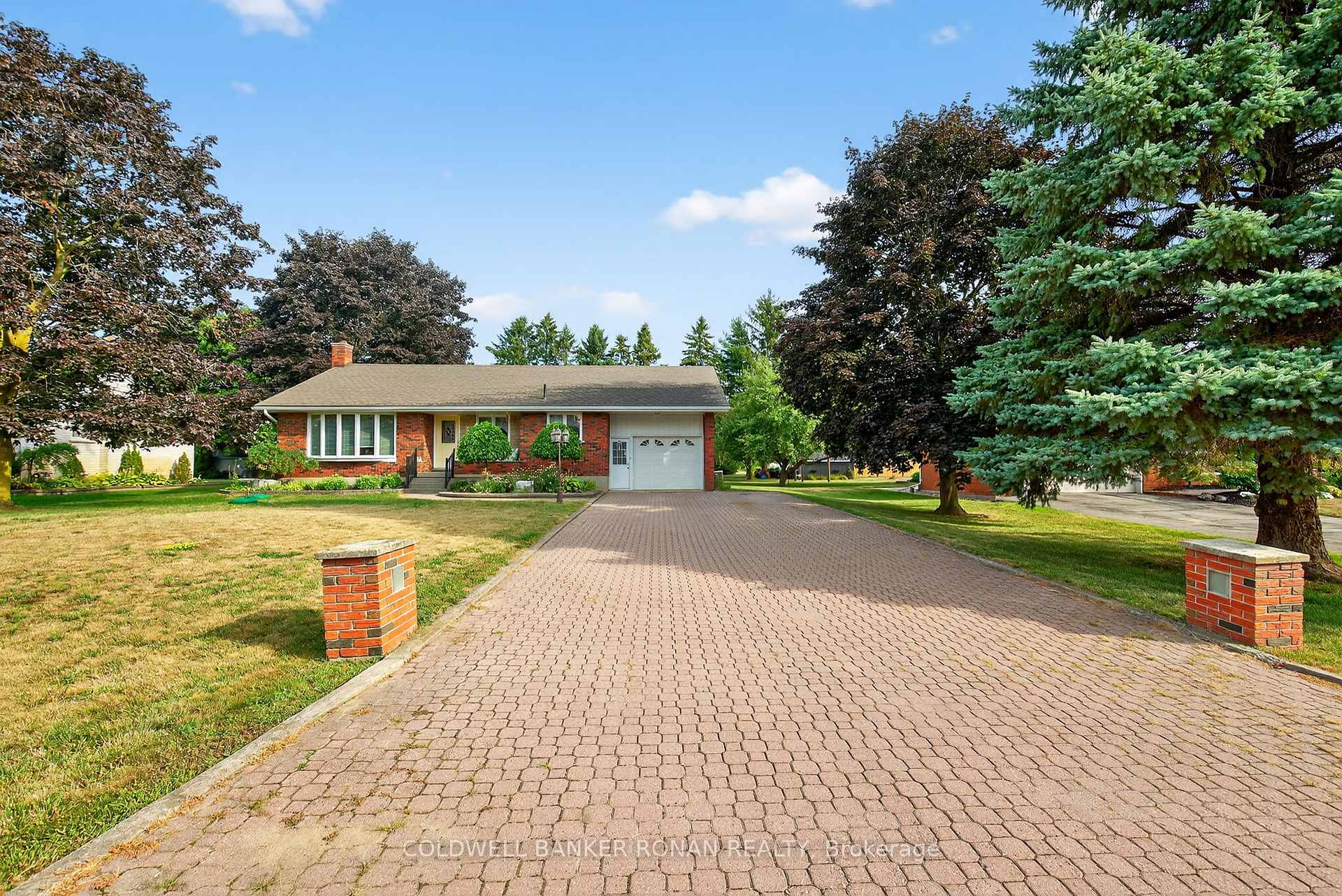 Photo 1 of 8 Douglas Drive, New Tecumseth, Alliston — HOMEH