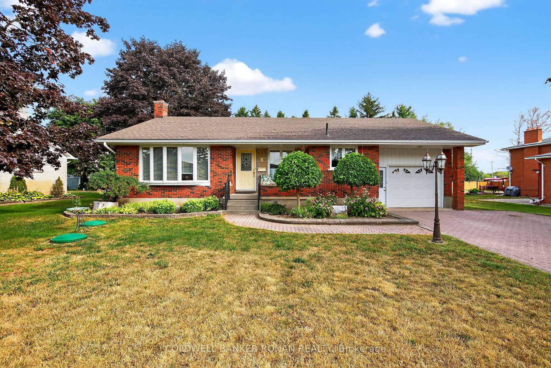 Photo 2 of 8 Douglas Drive, New Tecumseth, Alliston — HOMEH