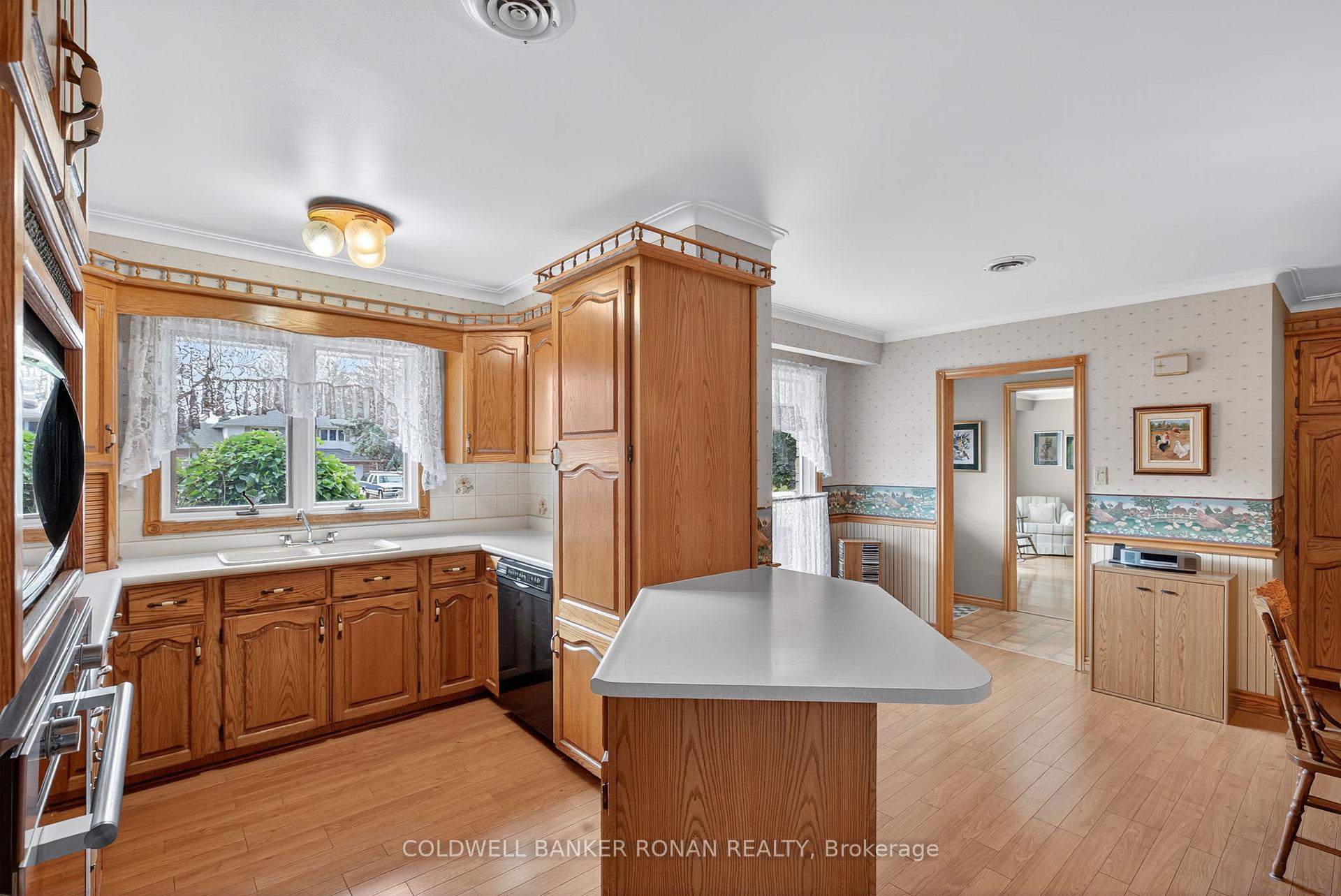 Photo 11 of 8 Douglas Drive, New Tecumseth, Alliston — HOMEH