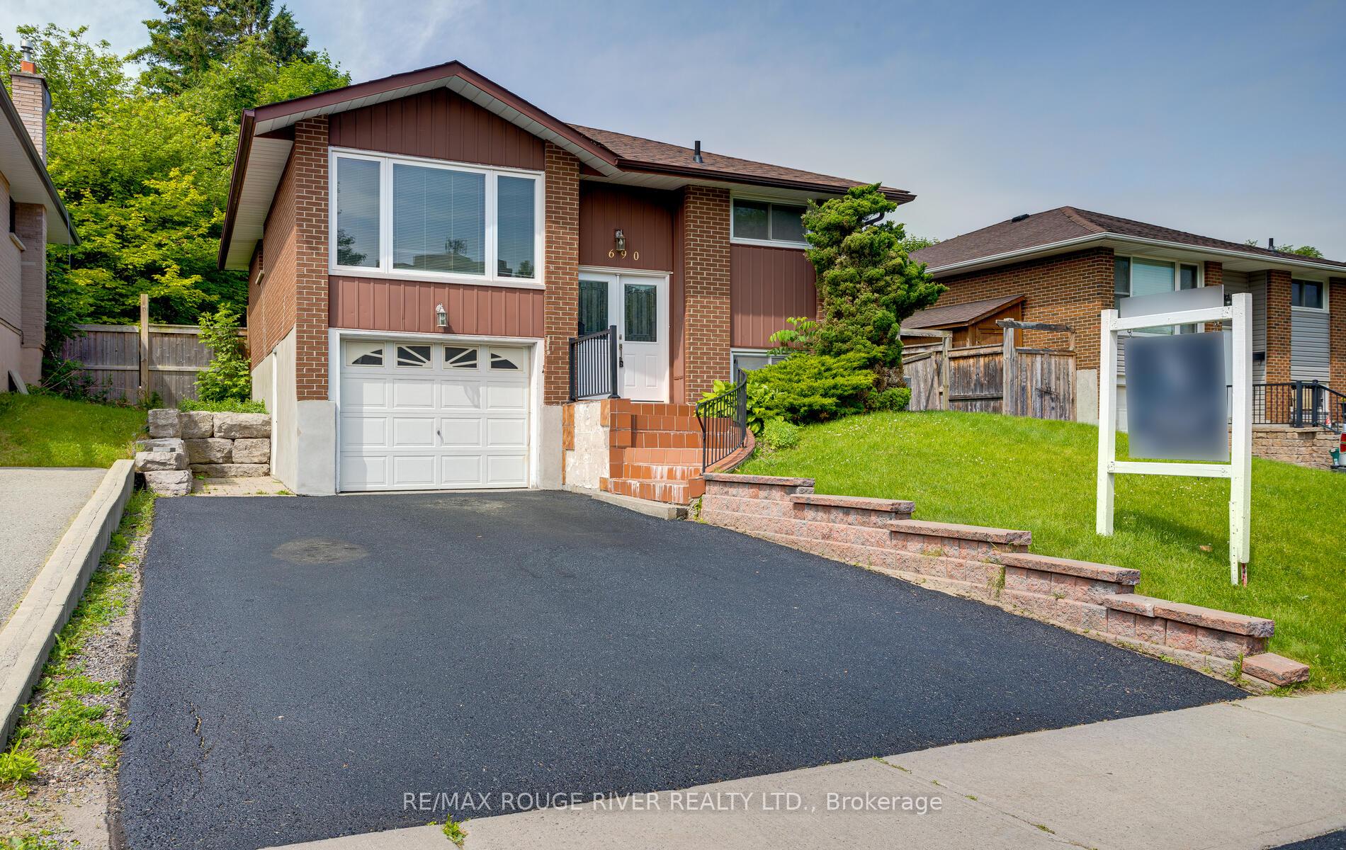 Photo 5 of 690 Central Park Boulevard N, Oshawa, Centennial — HOMEH
