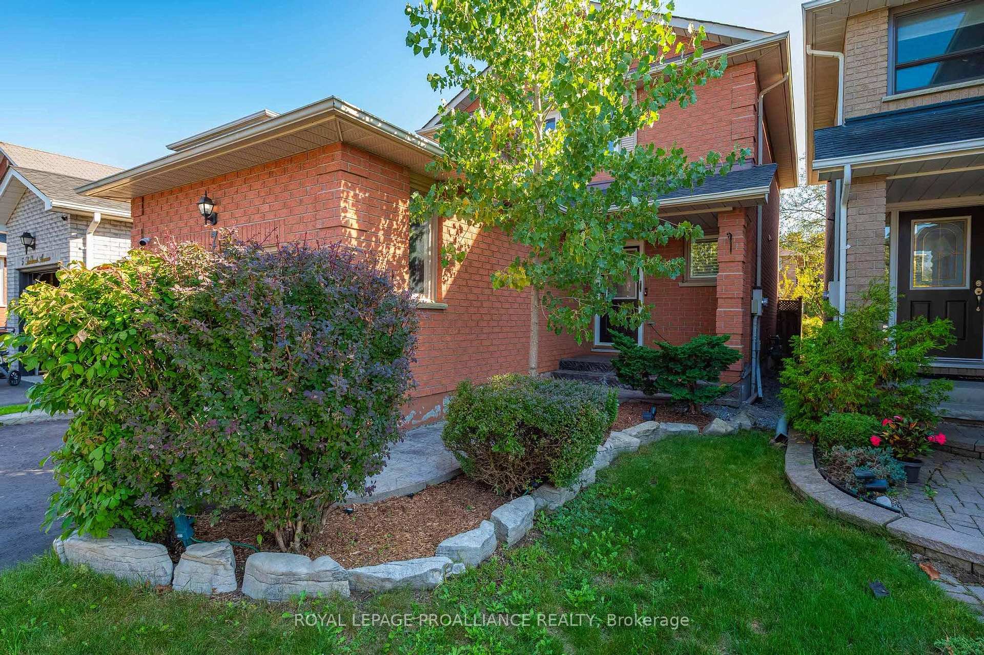 Photo 2 of 7 Fieldcrest Avenue, Clarington, Courtice — HOMEH