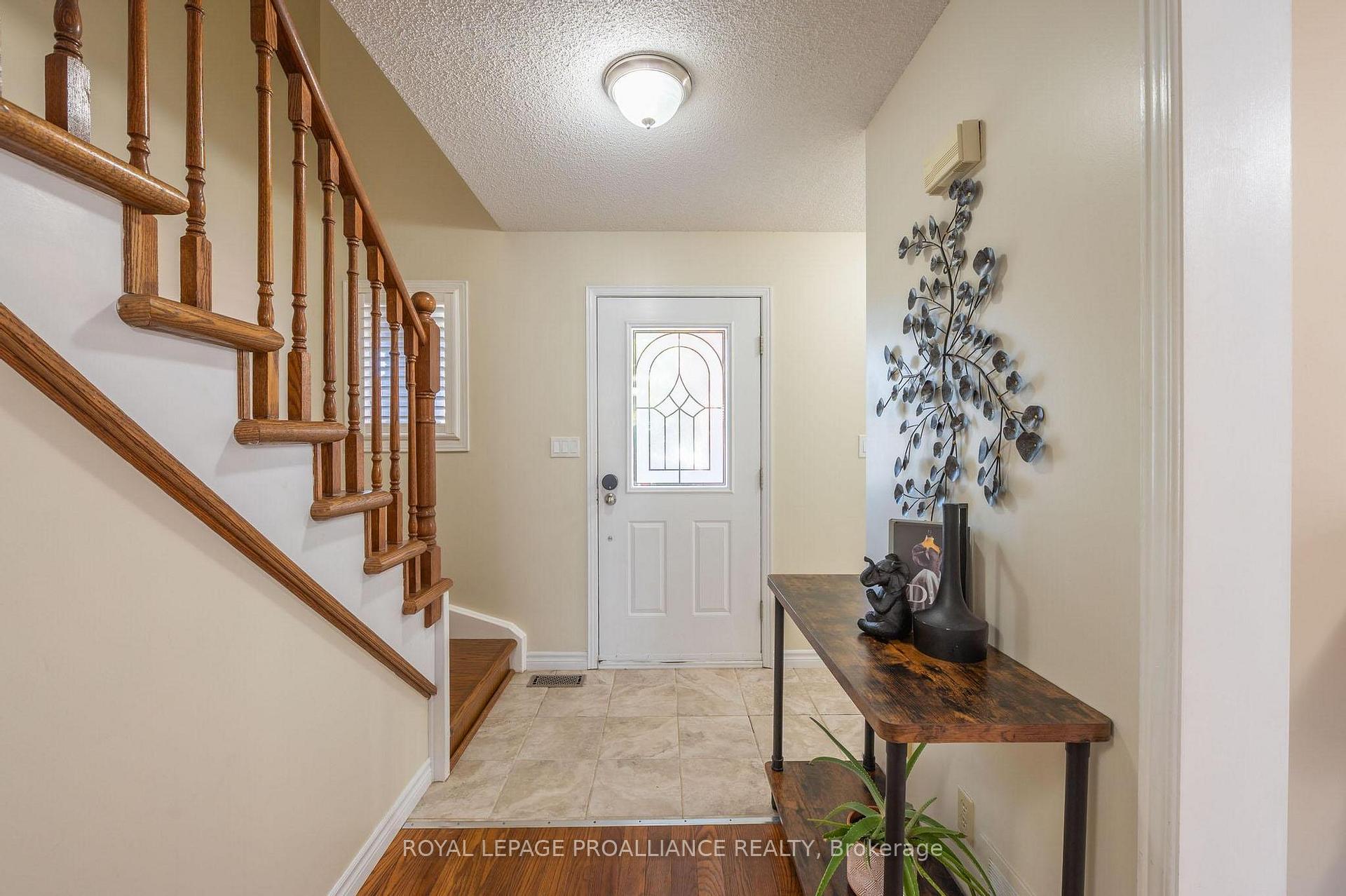 Photo 3 of 7 Fieldcrest Avenue, Clarington, Courtice — HOMEH