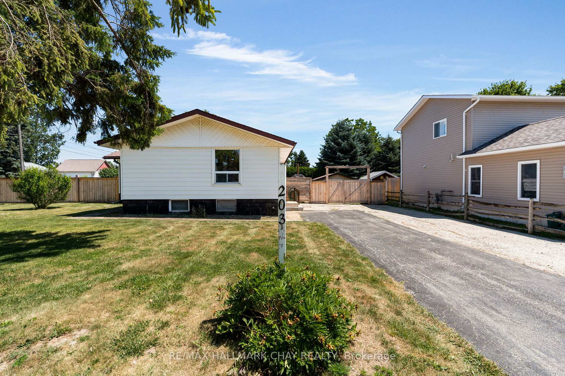 Photo 2 of 203 Sutherland Street N, Clearview, Stayner — HOMEH