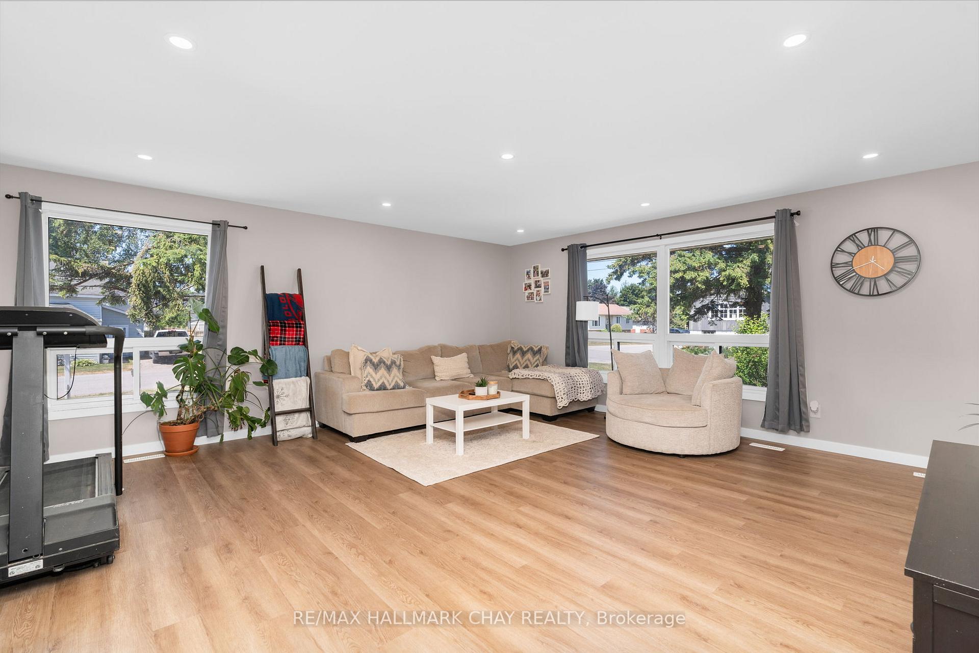 Photo 12 of 203 Sutherland Street N, Clearview, Stayner — HOMEH