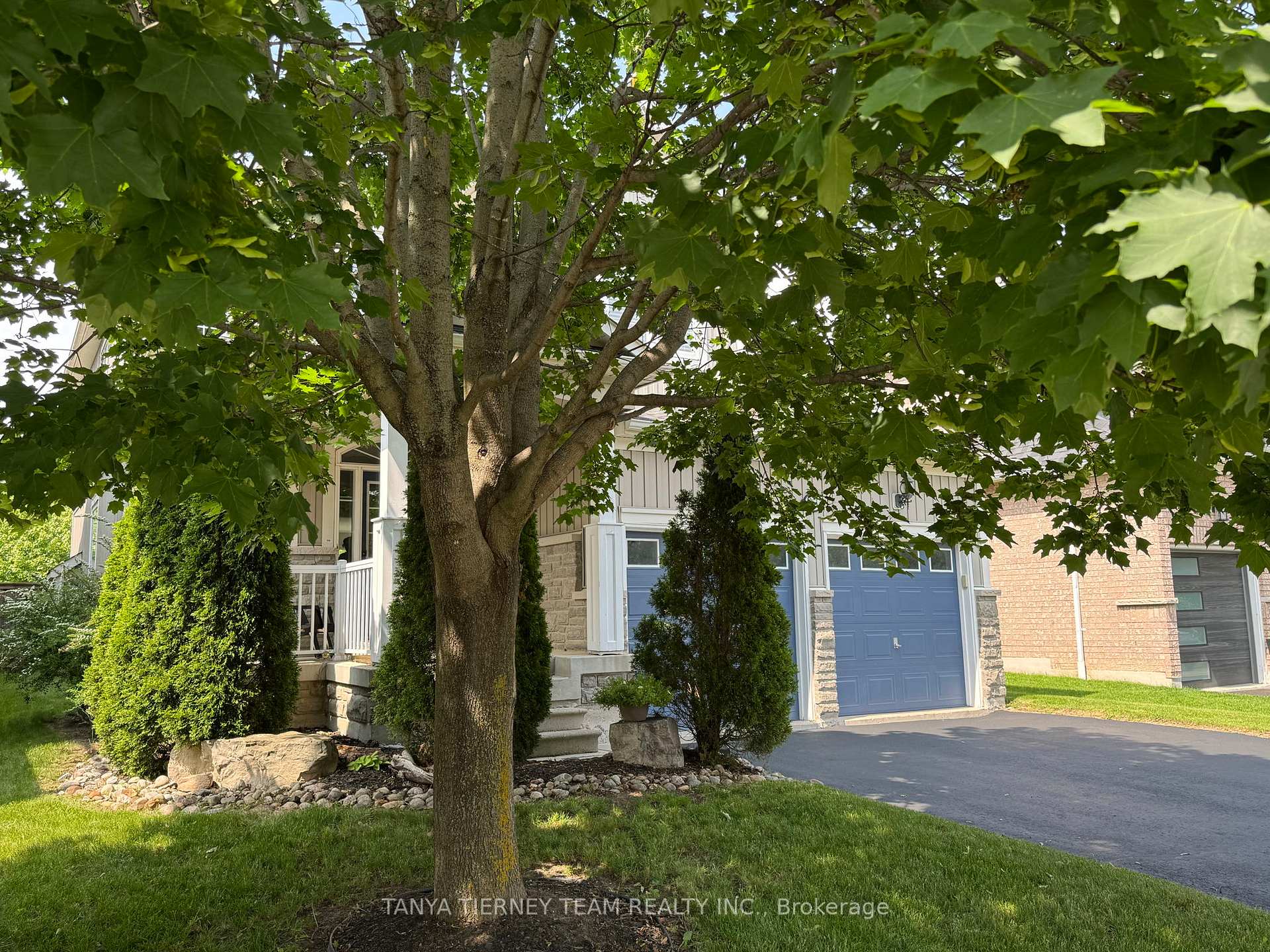 Photo 2 of 364 Carnwith Drive E, Whitby, Brooklin — HOMEH