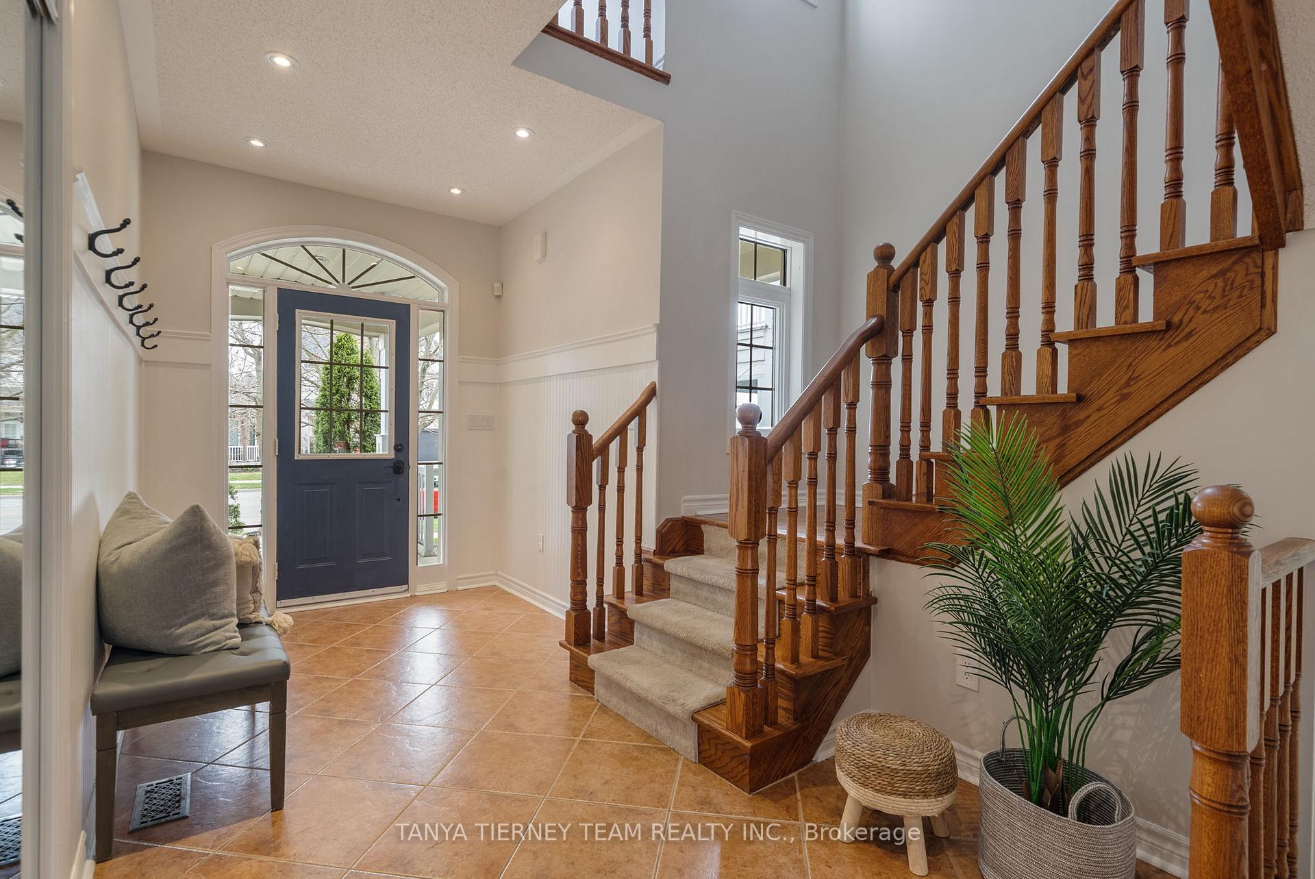 Photo 3 of 364 Carnwith Drive E, Whitby, Brooklin — HOMEH