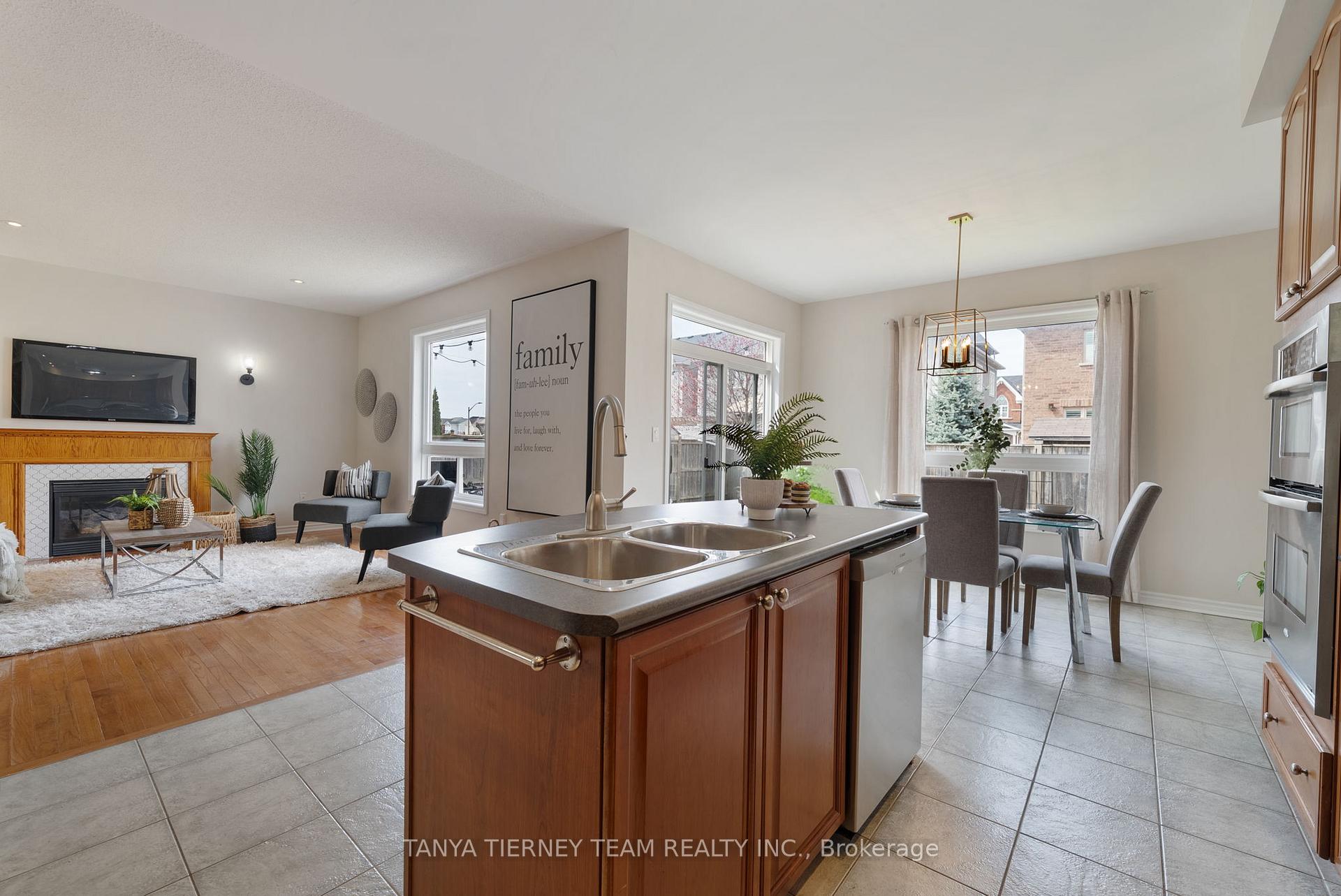 Photo 4 of 364 Carnwith Drive E, Whitby, Brooklin — HOMEH