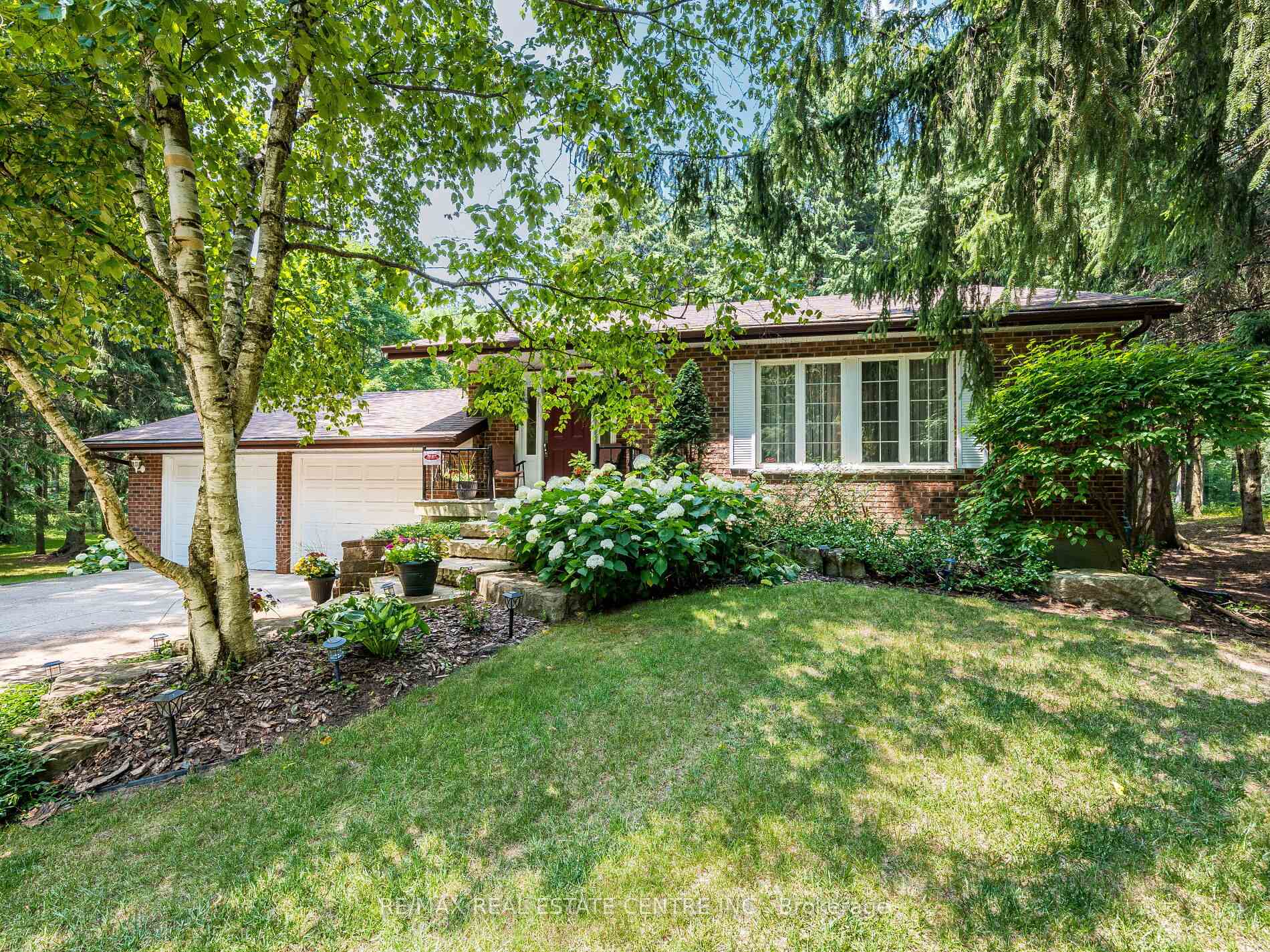 Photo 1 of 18 Damascus Drive, Caledon, Caledon East — HOMEH