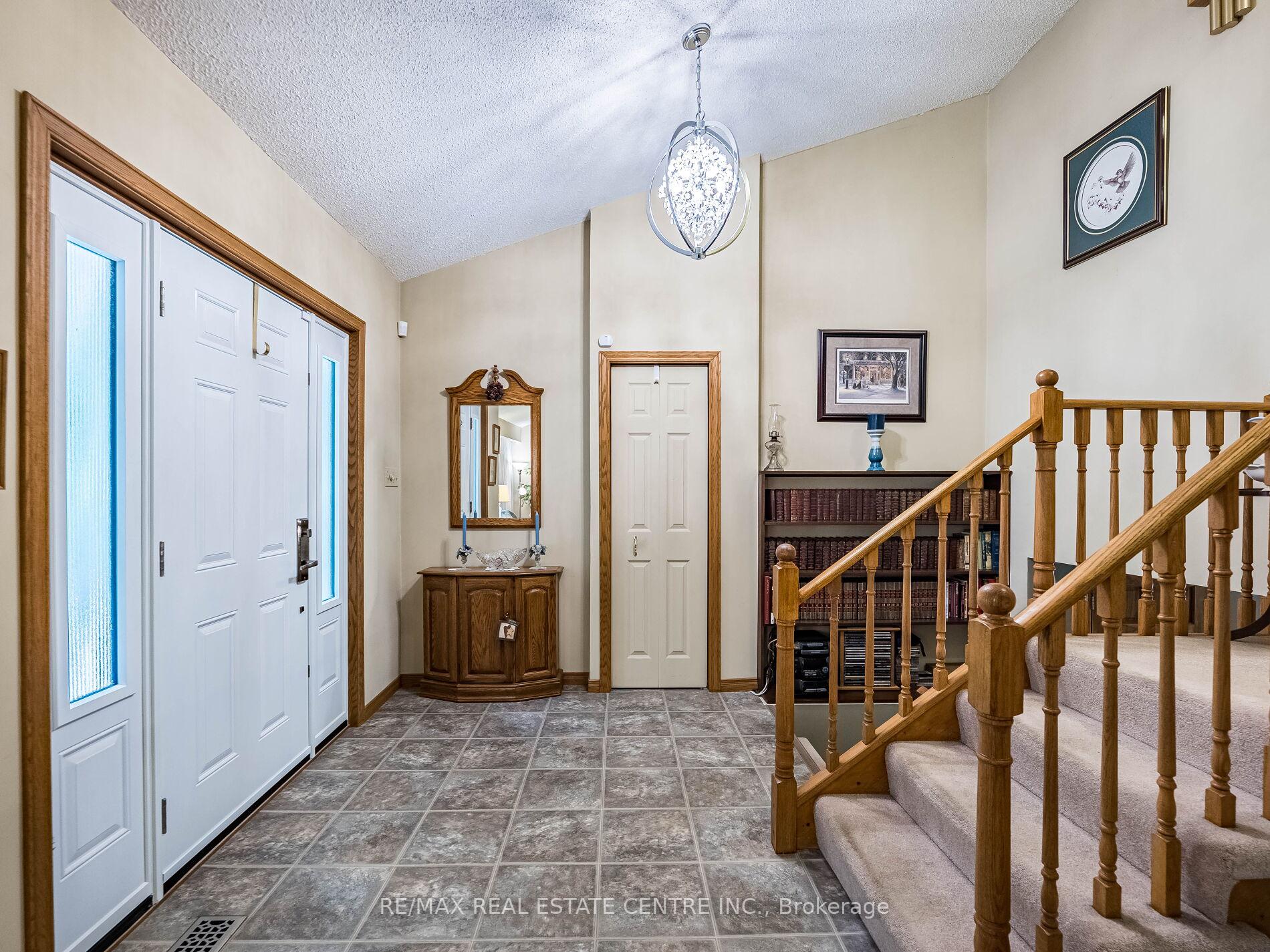 Photo 4 of 18 Damascus Drive, Caledon, Caledon East — HOMEH