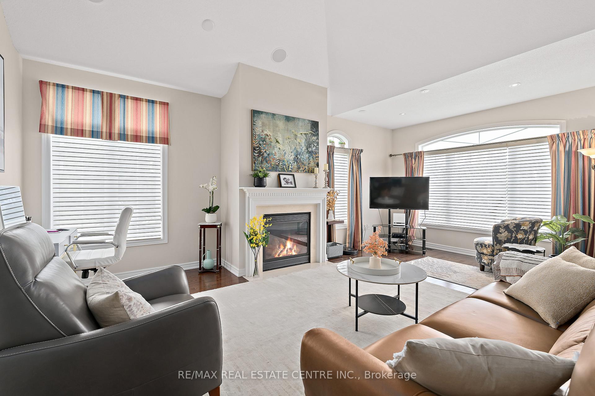 Photo 3 of 48 Garrison Square, Halton Hills, Georgetown — HOMEH