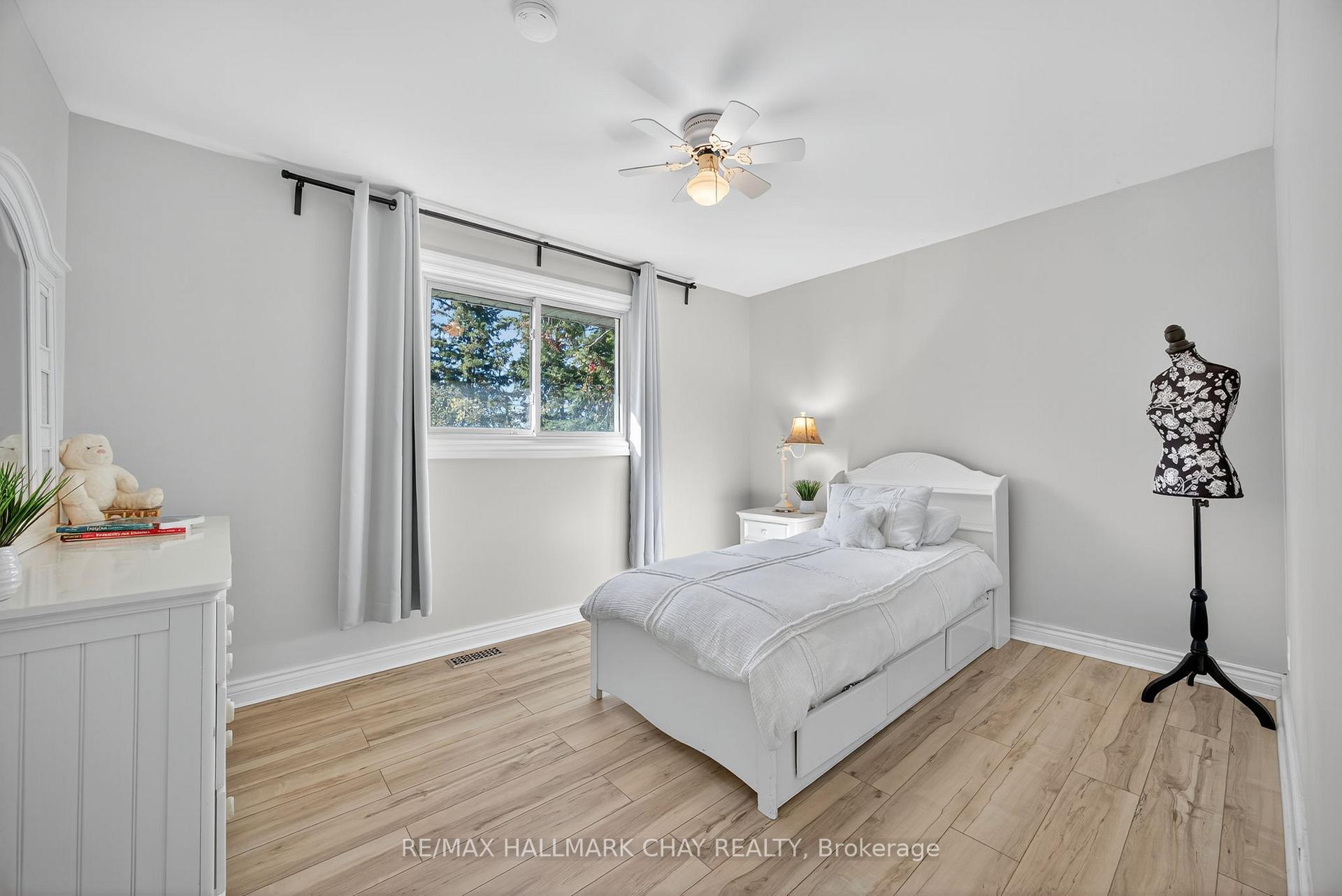 Photo 2 of 207 Merrett Drive, Barrie, Painswick North — HOMEH