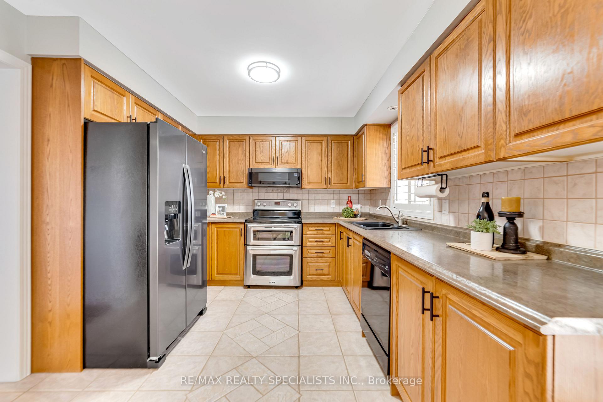 Photo 8 of 2 Torada Court, Brampton, Snelgrove — HOMEH