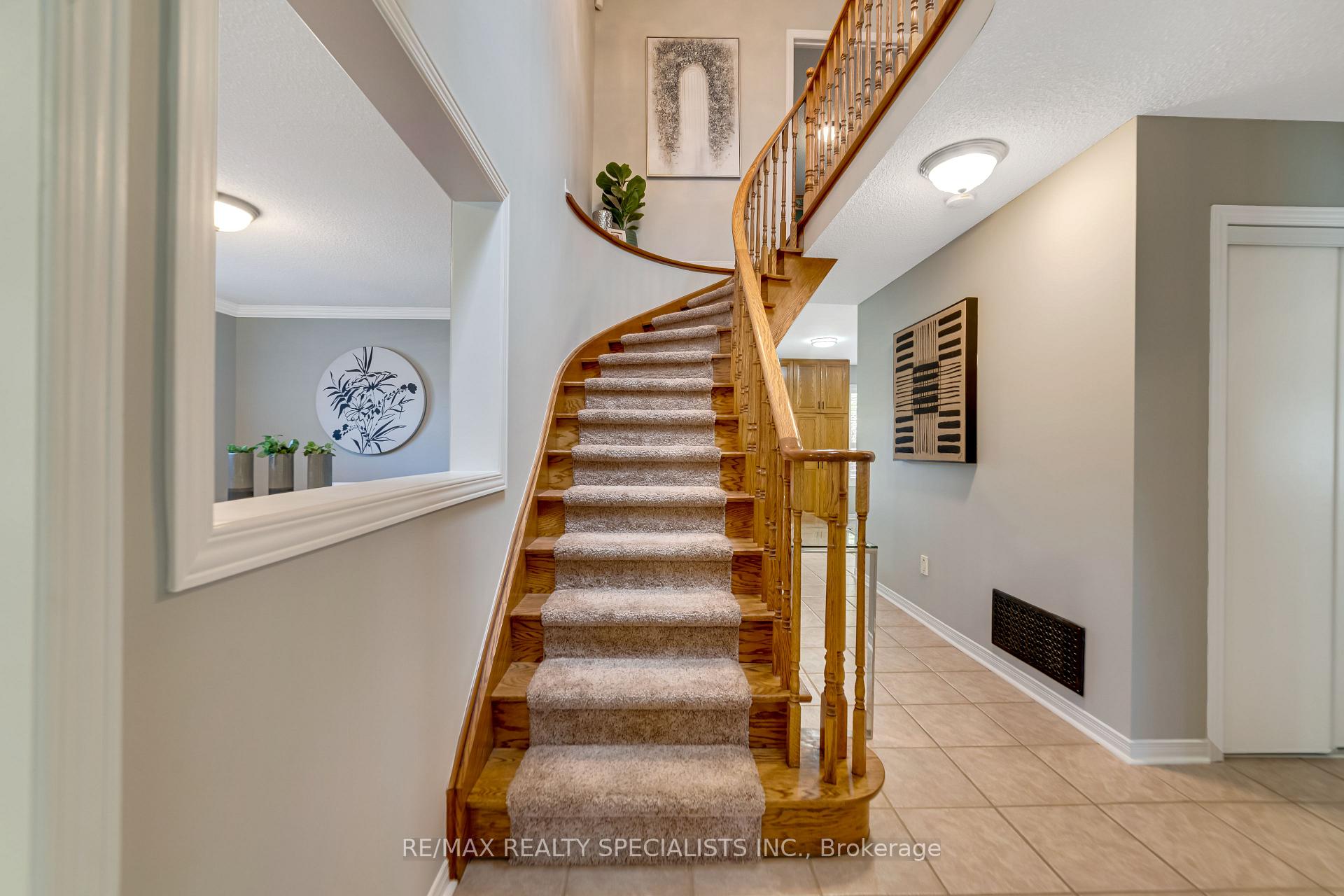 Photo 10 of 2 Torada Court, Brampton, Snelgrove — HOMEH