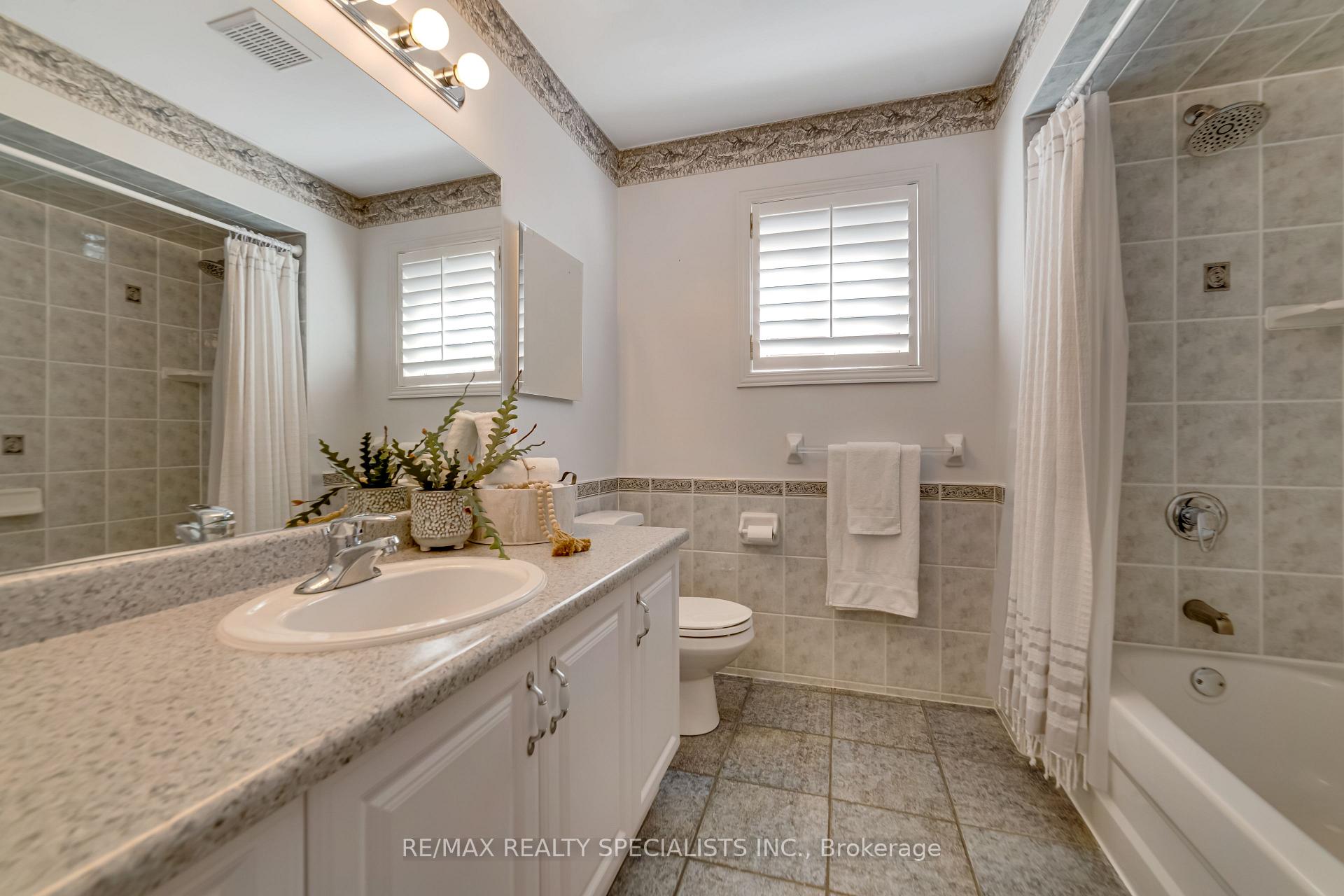 Photo 16 of 2 Torada Court, Brampton, Snelgrove — HOMEH
