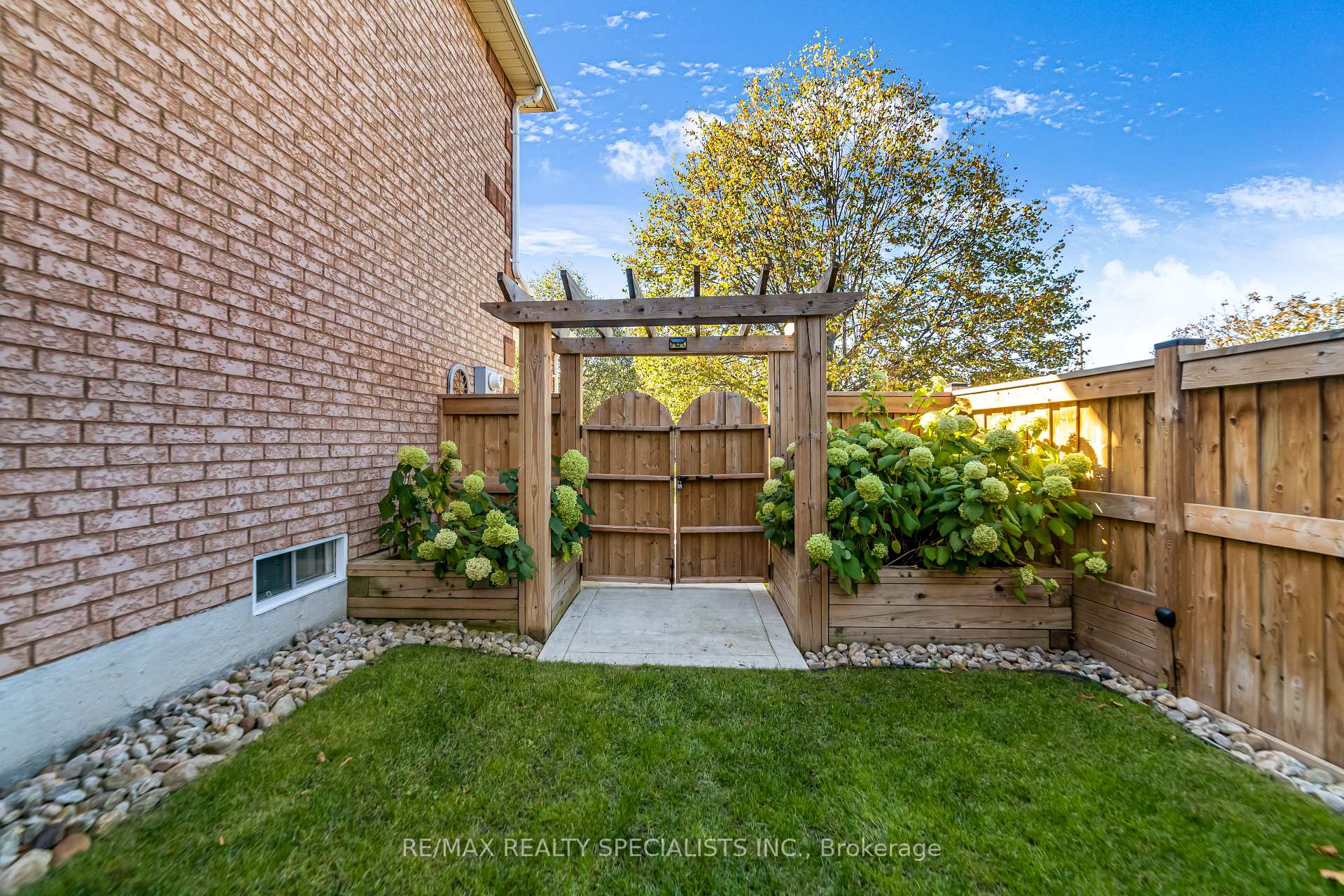 Photo 43 of 2 Torada Court, Brampton, Snelgrove — HOMEH