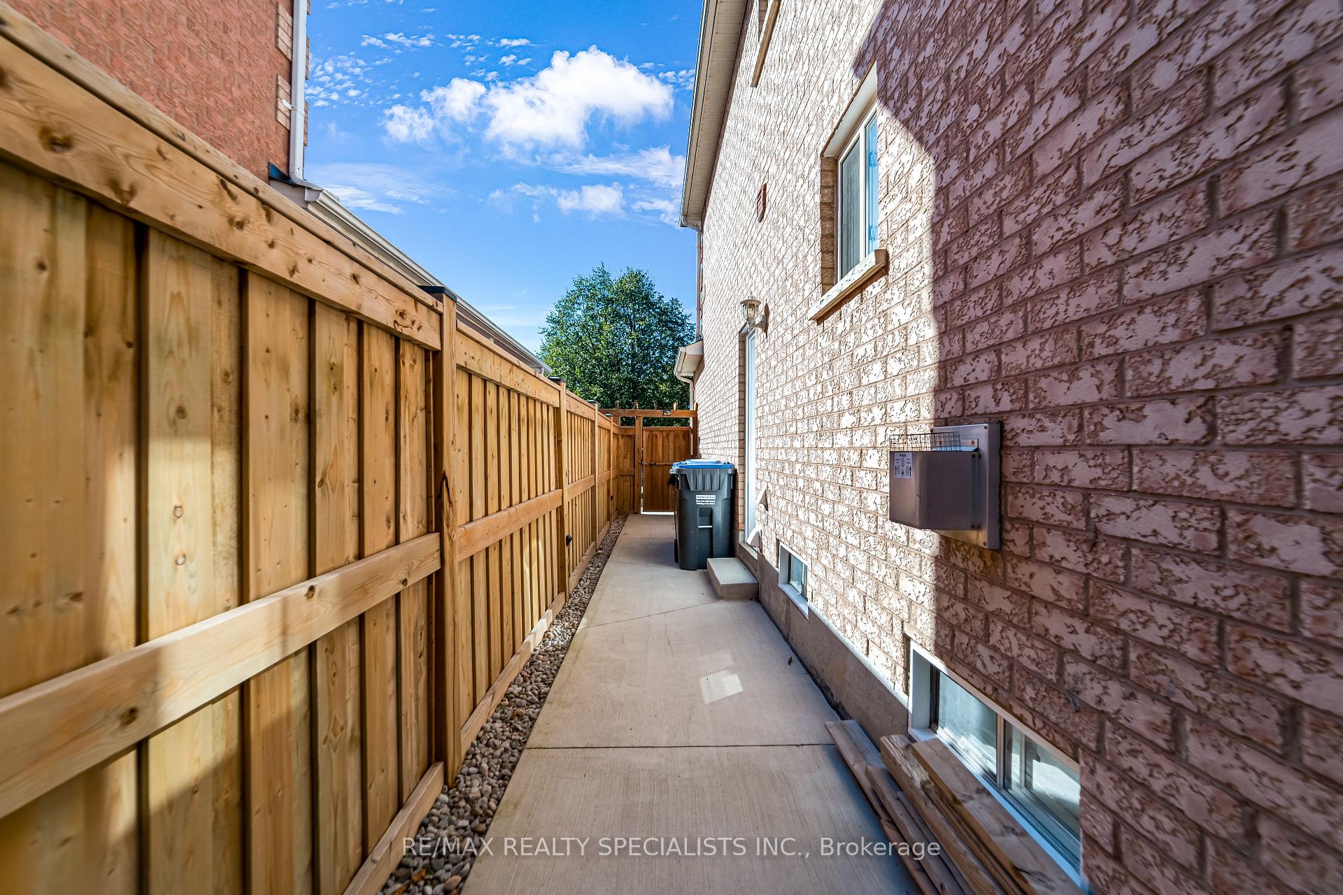 Photo 45 of 2 Torada Court, Brampton, Snelgrove — HOMEH