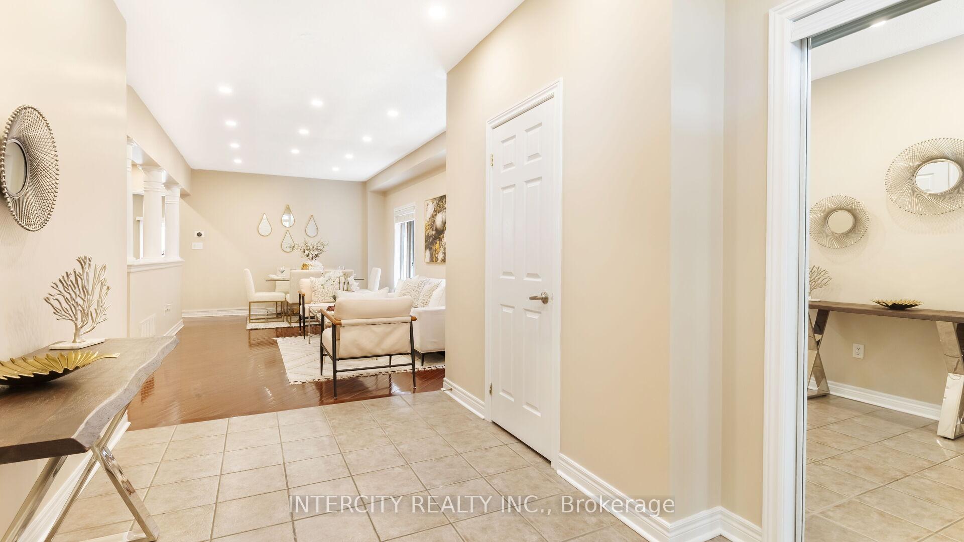 Photo 3 of 16 Venice Gate Drive, Vaughan, Vellore Village — HOMEH