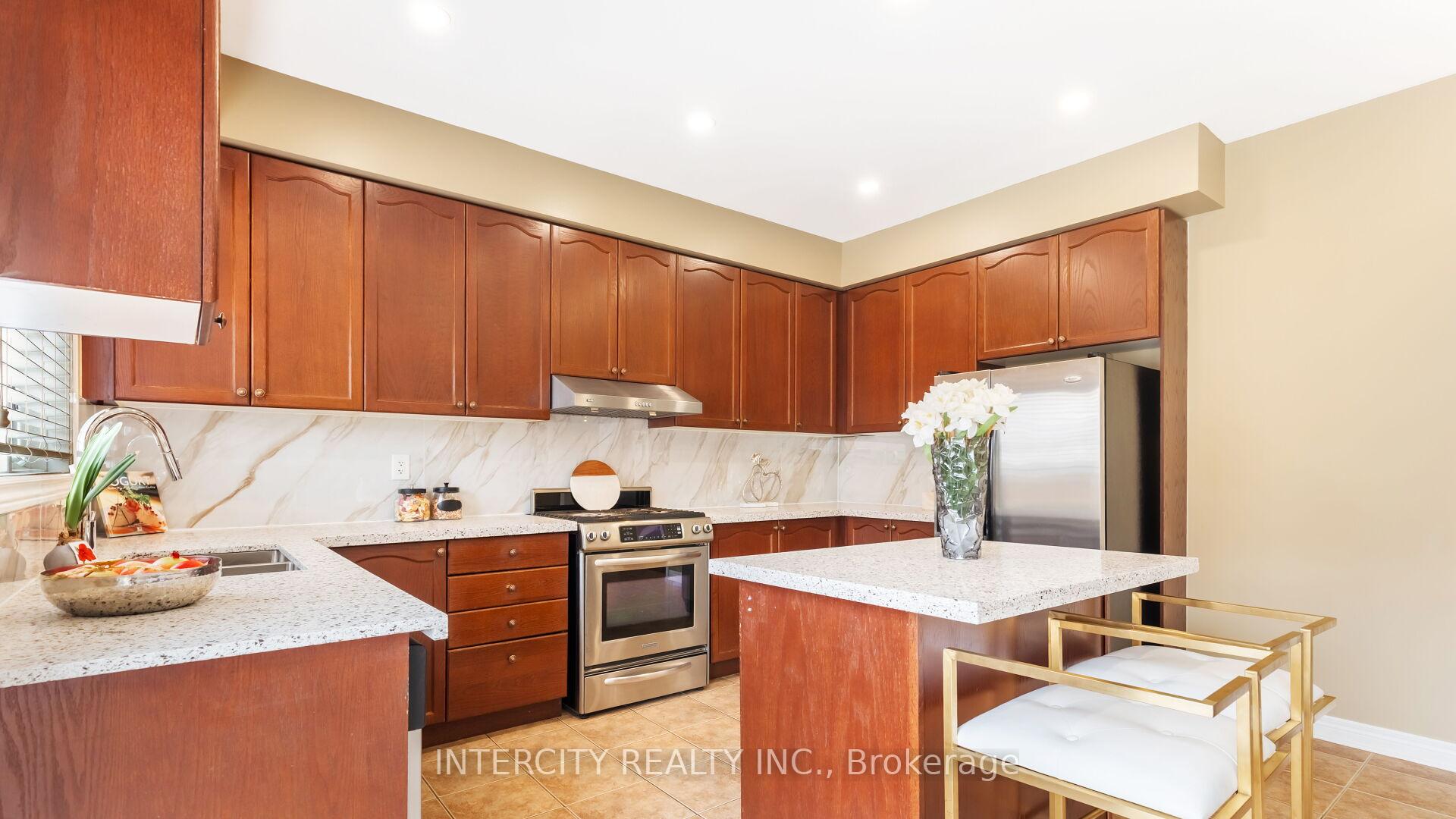 Photo 9 of 16 Venice Gate Drive, Vaughan, Vellore Village — HOMEH