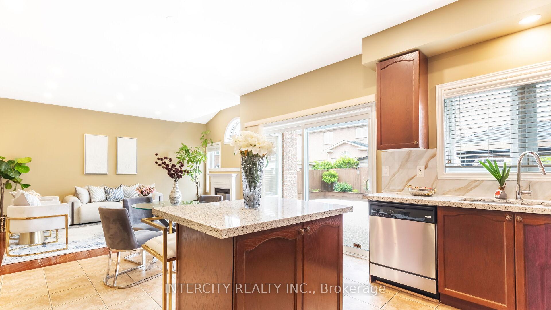 Photo 8 of 16 Venice Gate Drive, Vaughan, Vellore Village — HOMEH