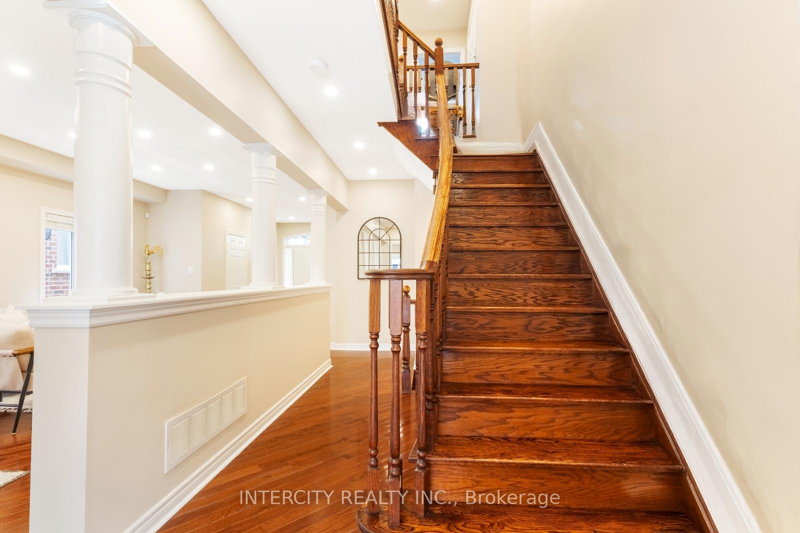 Photo 19 of 16 Venice Gate Drive, Vaughan, Vellore Village — HOMEH