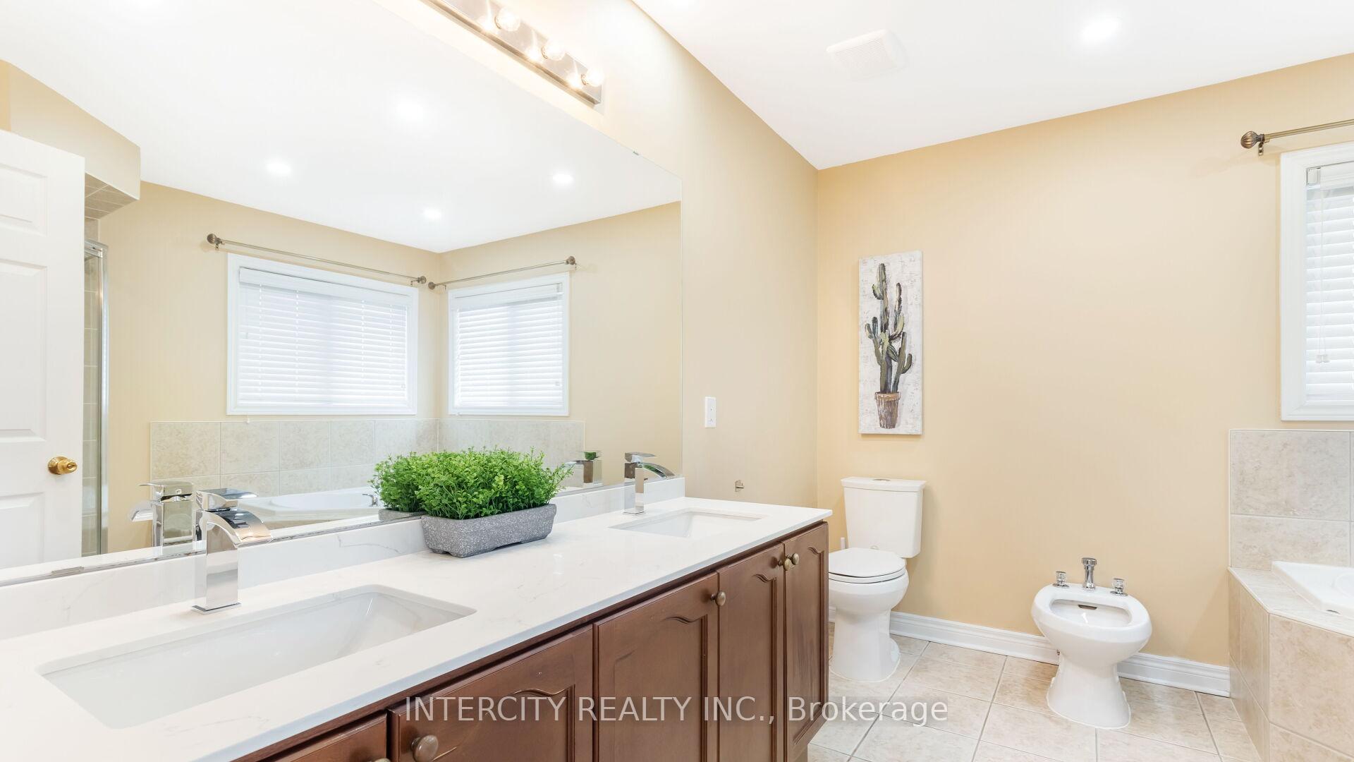 Photo 10 of 16 Venice Gate Drive, Vaughan, Vellore Village — HOMEH