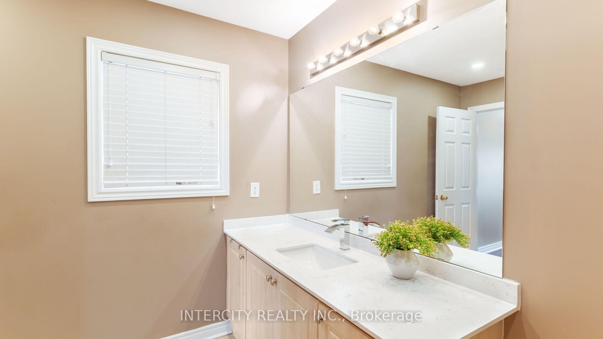Photo 12 of 16 Venice Gate Drive, Vaughan, Vellore Village — HOMEH