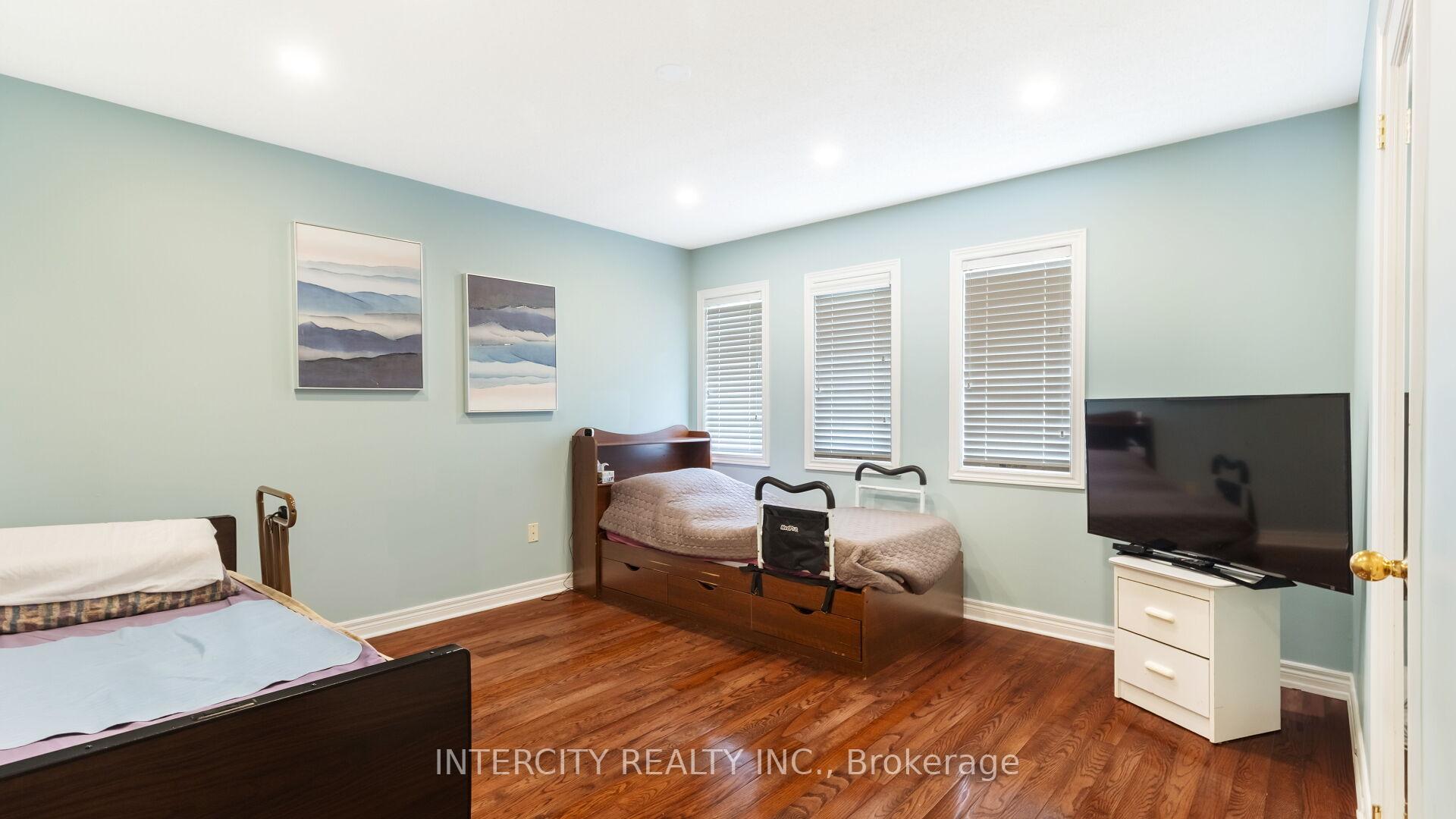 Photo 15 of 16 Venice Gate Drive, Vaughan, Vellore Village — HOMEH