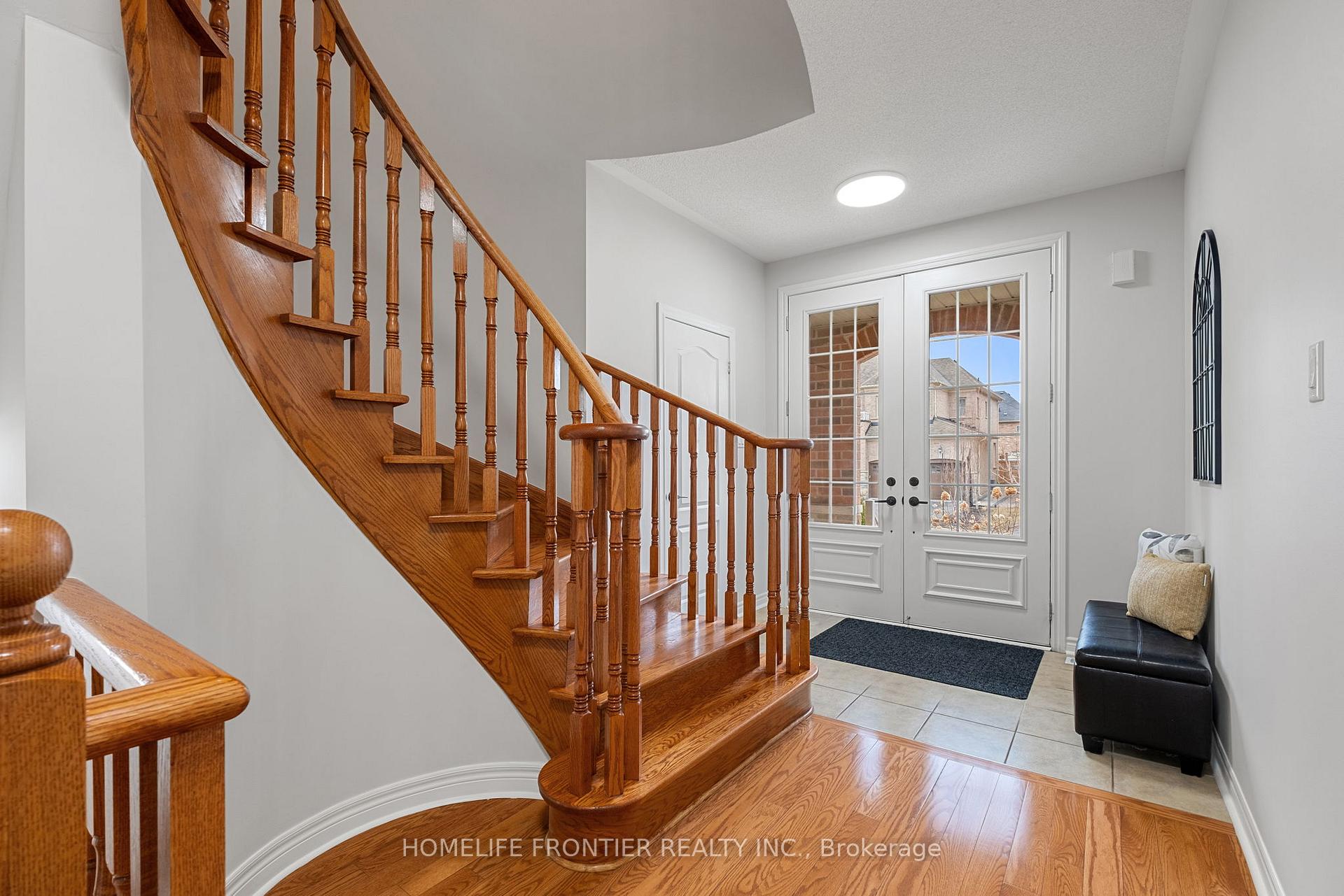Photo 12 of 92 Wardlaw Place, Vaughan, Vellore Village — HOMEH