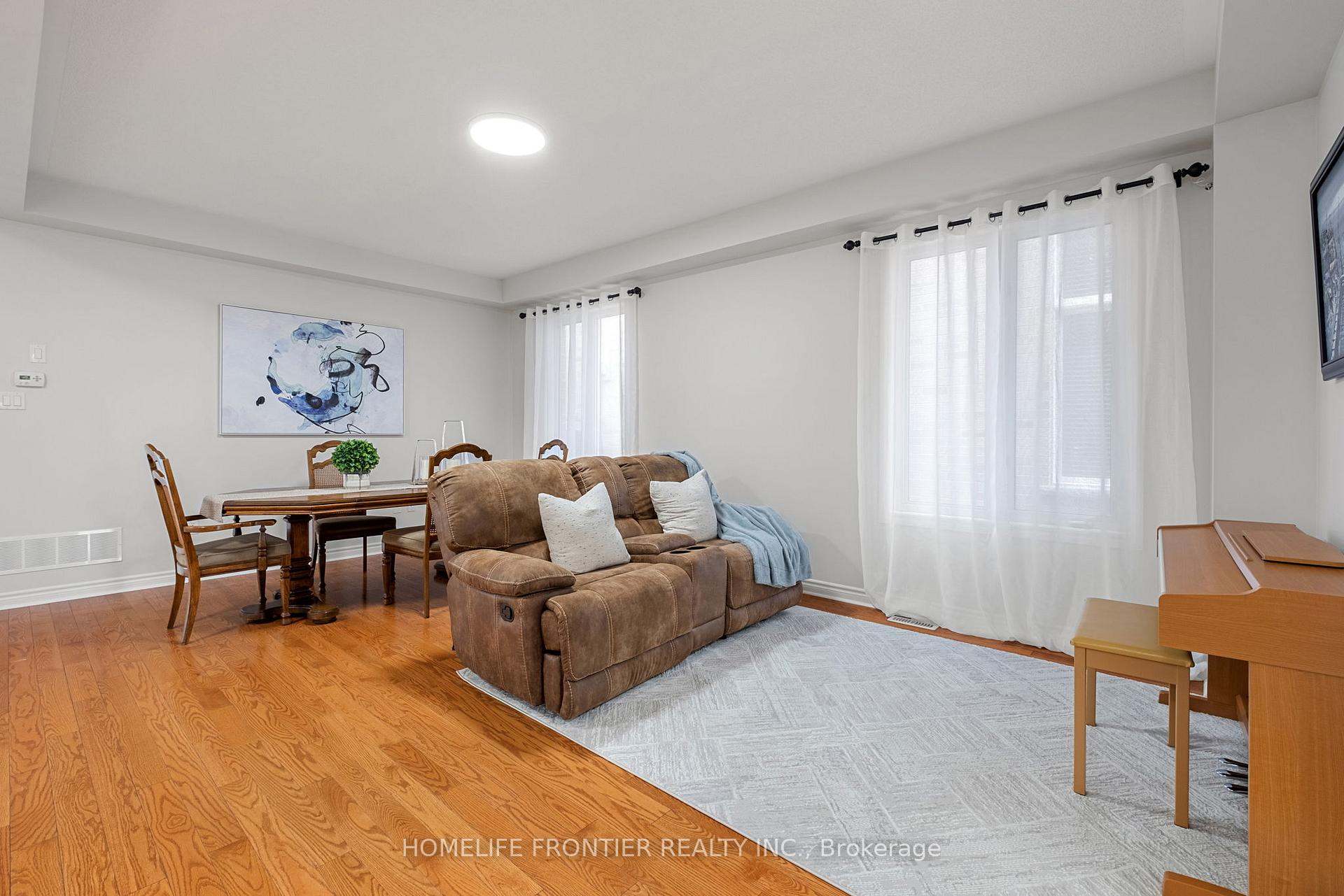 Photo 5 of 92 Wardlaw Place, Vaughan, Vellore Village — HOMEH