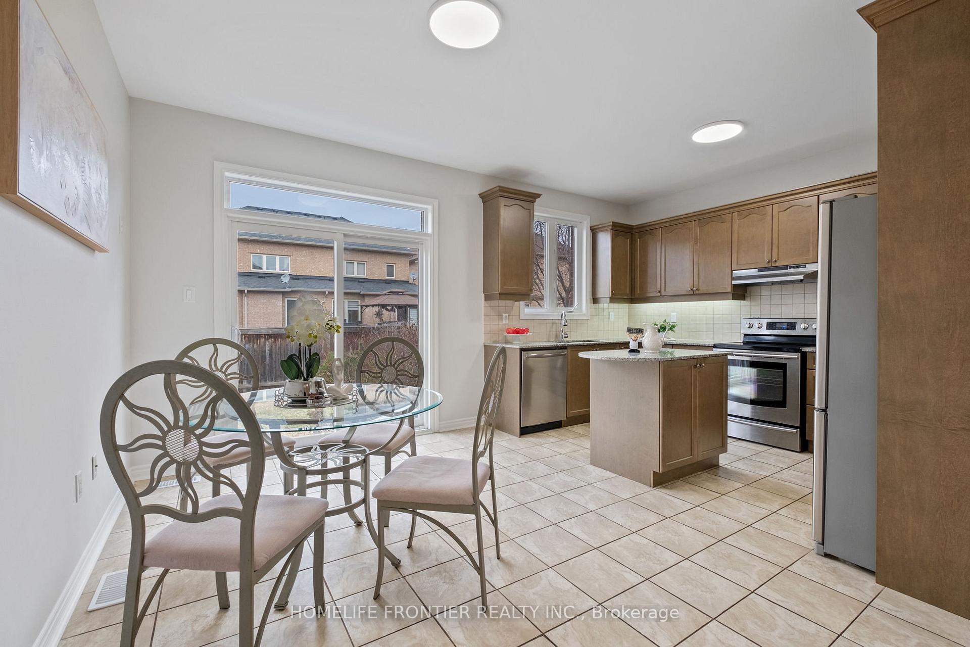 Photo 4 of 92 Wardlaw Place, Vaughan, Vellore Village — HOMEH