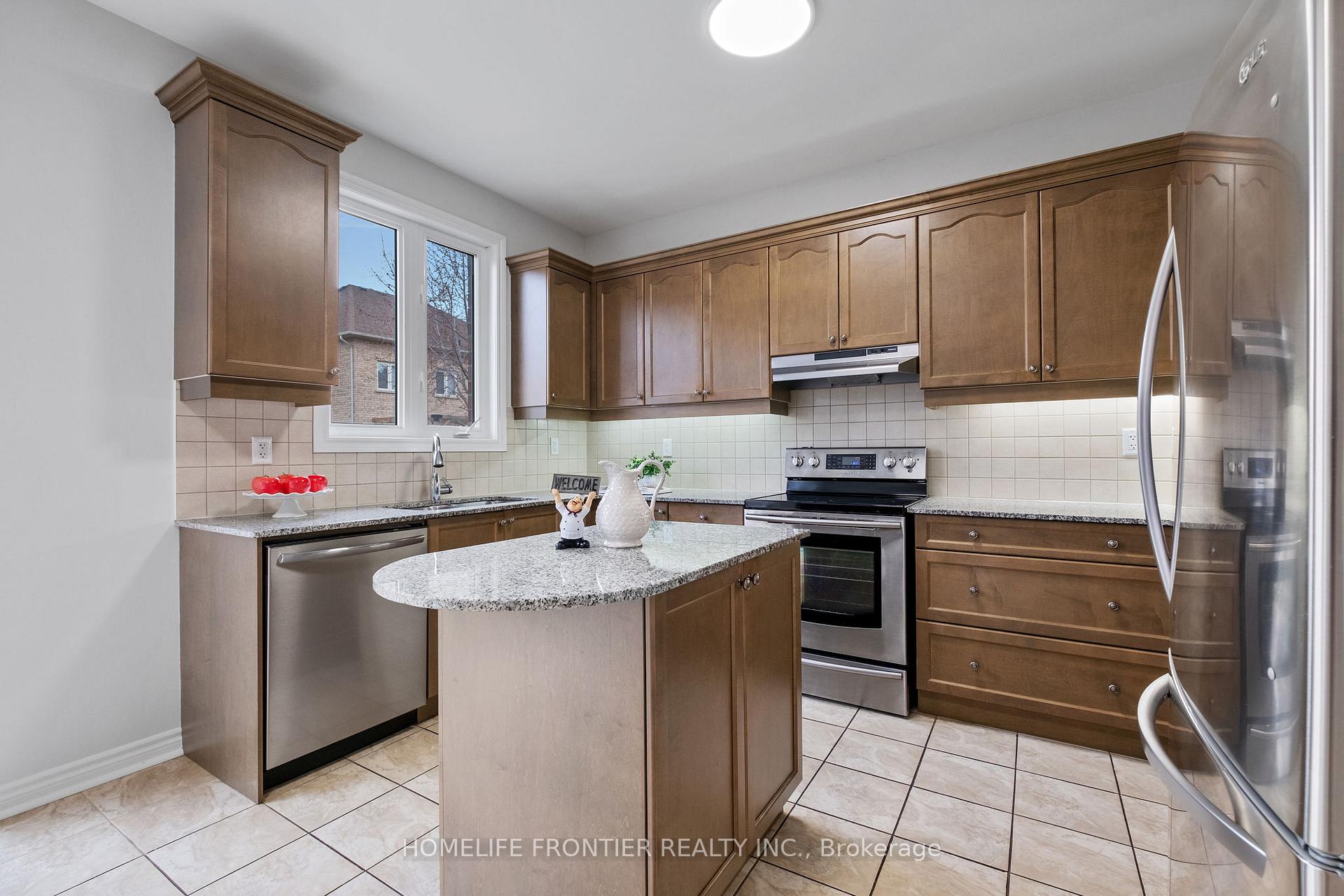 Photo 11 of 92 Wardlaw Place, Vaughan, Vellore Village — HOMEH