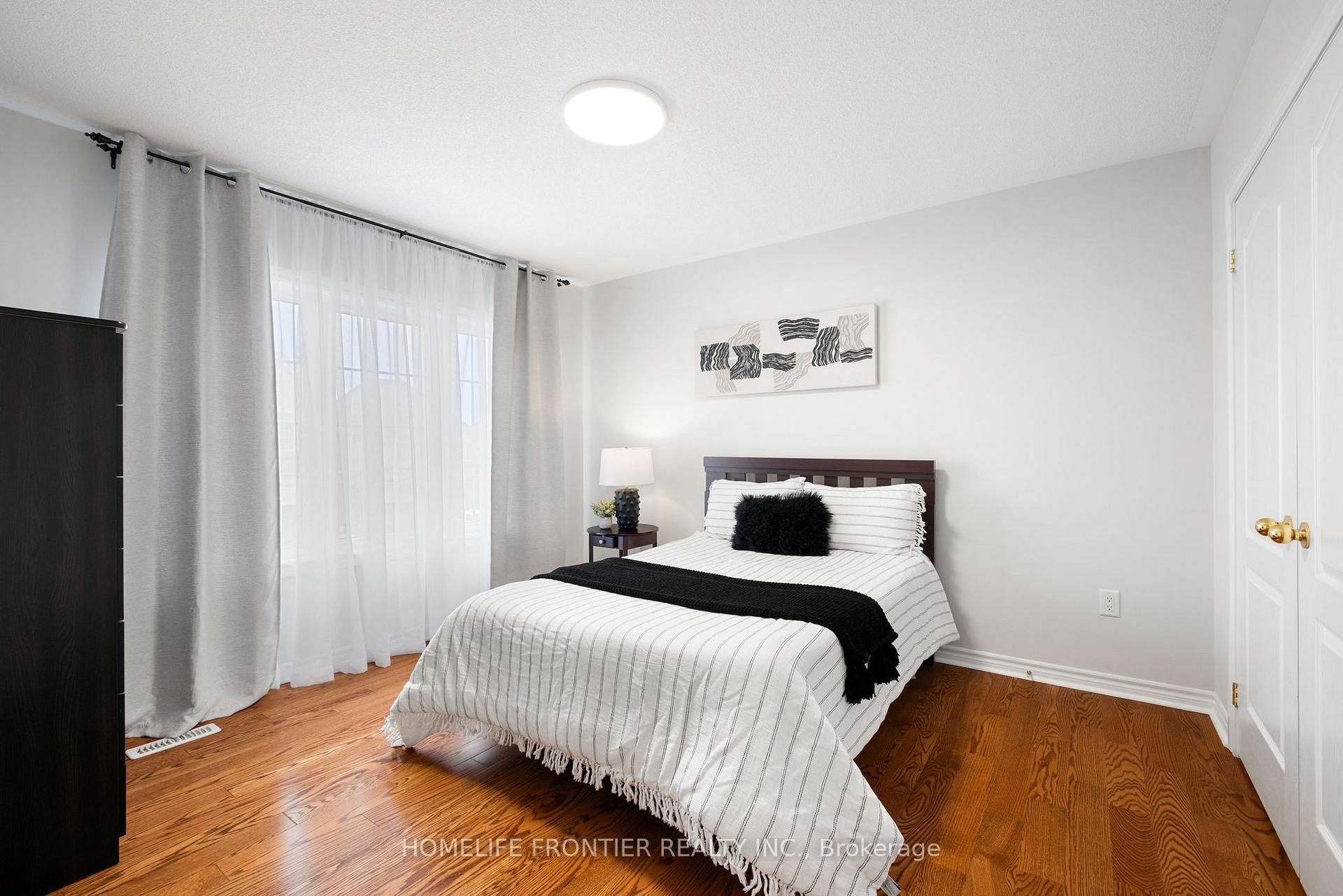 Photo 13 of 92 Wardlaw Place, Vaughan, Vellore Village — HOMEH