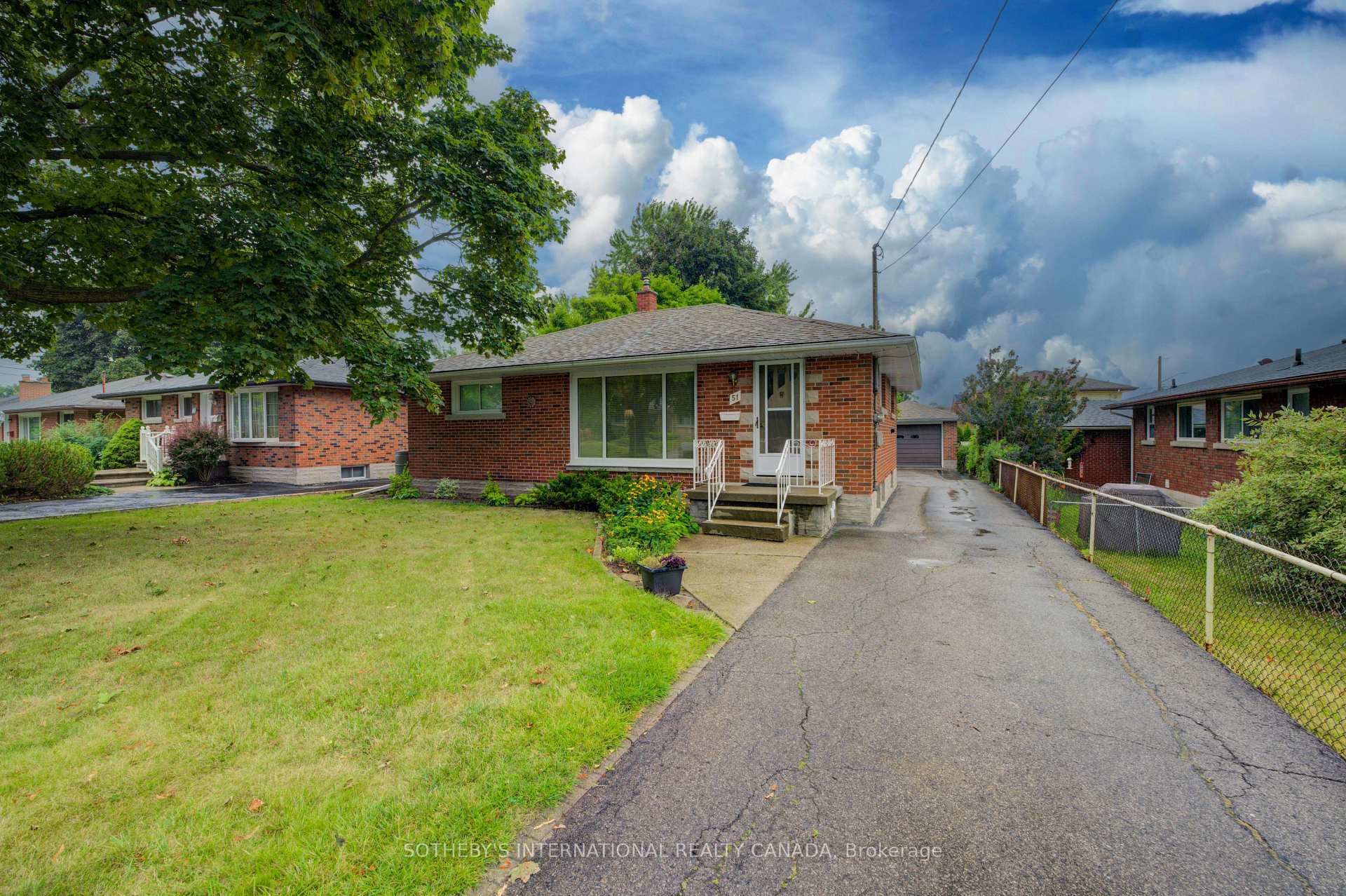Photo 4 of 51 Ottawa Crescent W, Guelph, St. George's — HOMEH