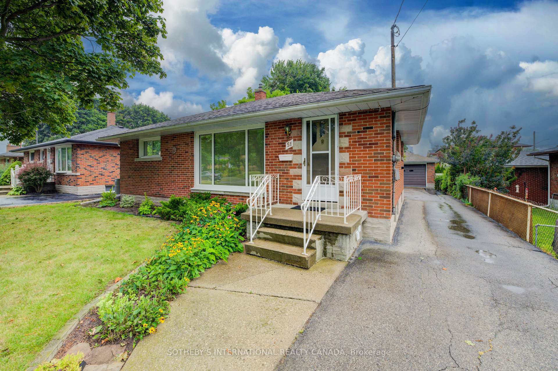 Photo 2 of 51 Ottawa Crescent W, Guelph, St. George's — HOMEH
