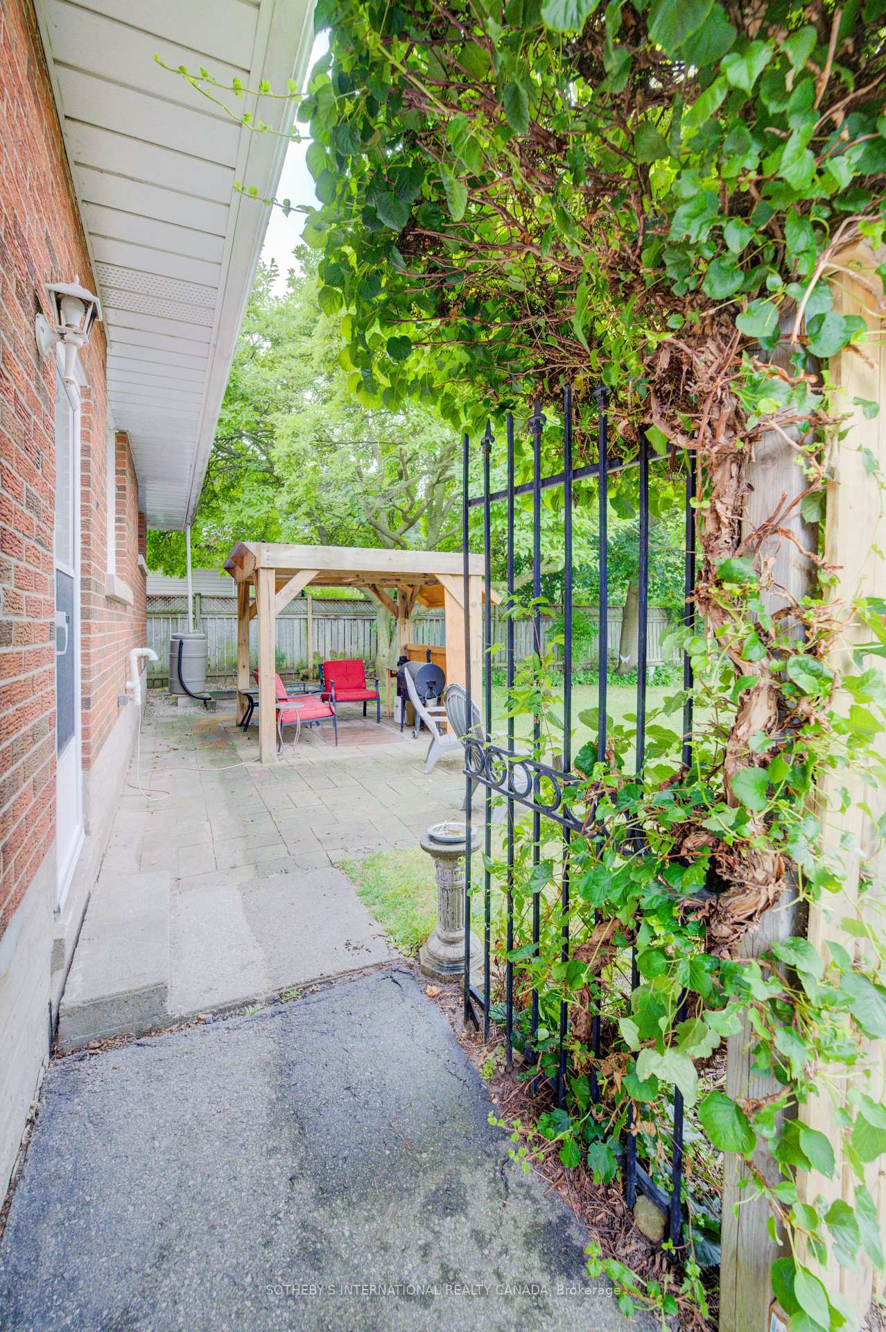 Photo 34 of 51 Ottawa Crescent W, Guelph, St. George's — HOMEH