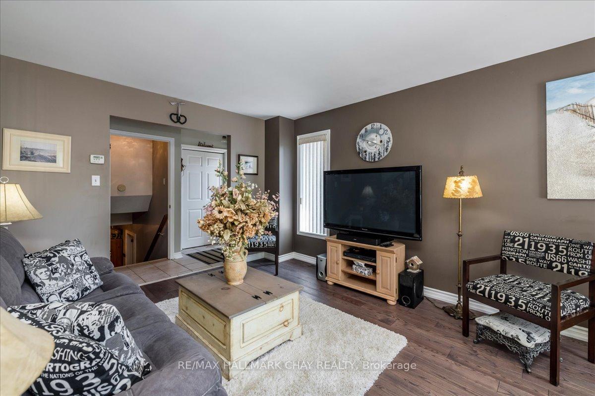 Photo 7 of 114 Chieftain Crescent, Barrie, Allandale Heights — HOMEH